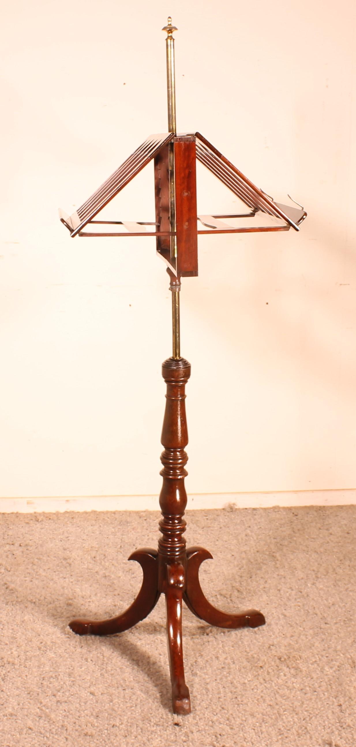 Victorian Double Lectern in Walnut, 19th Century For Sale