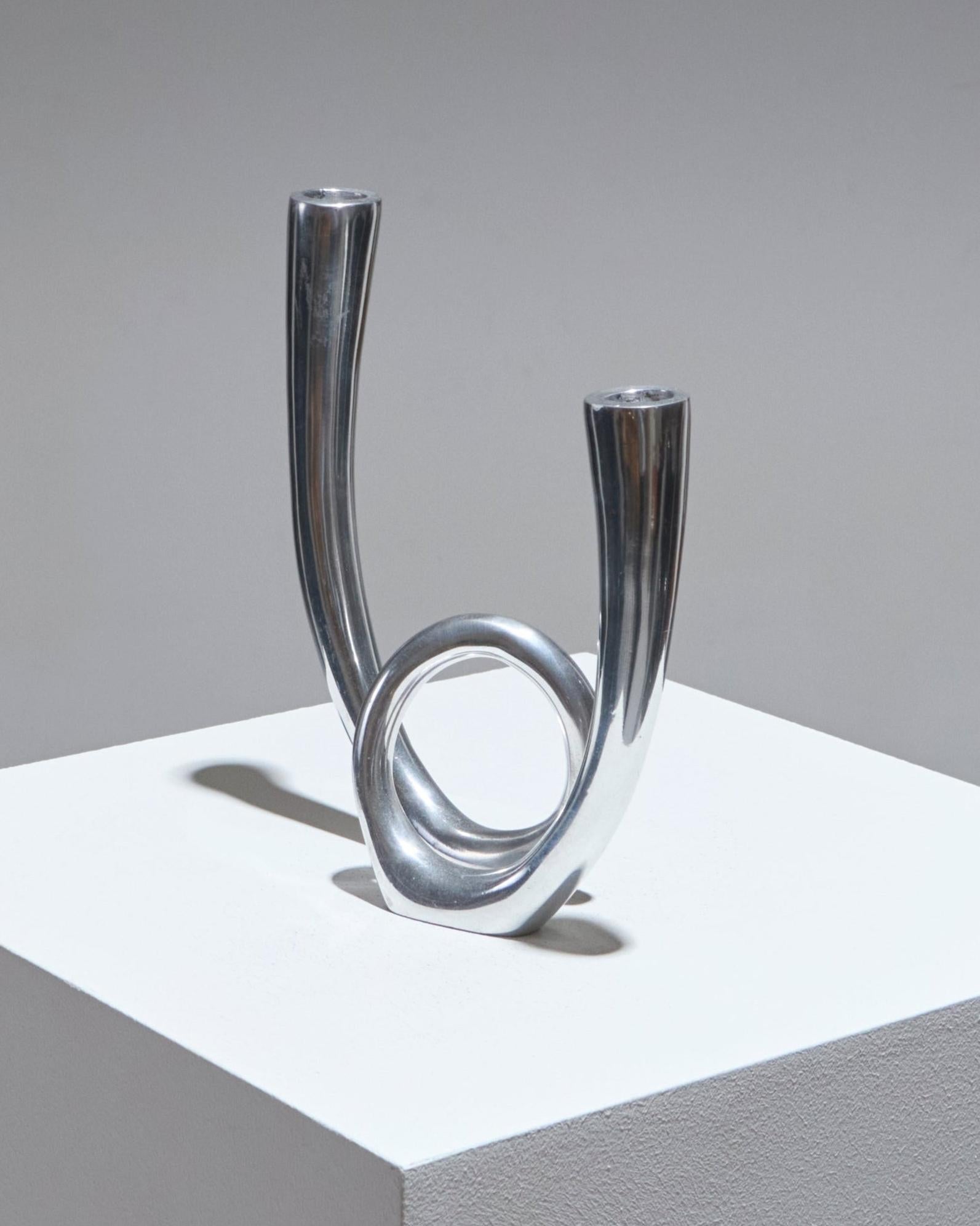 Italian double-light aluminum candlestick, featuring a looped design typical of the 1980s.
In very good condition.

LP5798