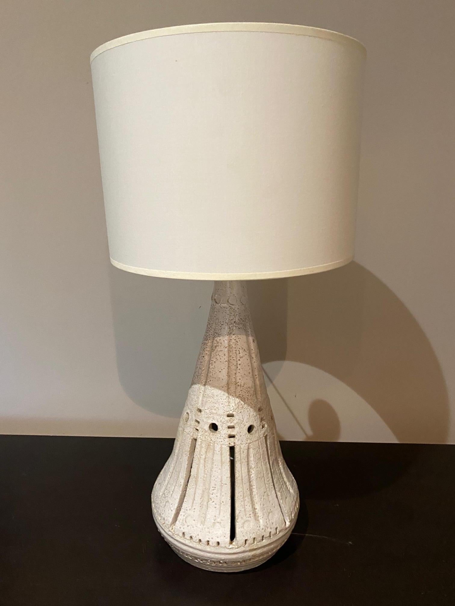 Lampe à double lumière en céramique dans le style de Georges Pelletier Vallauris 1960
Hauteur : 47 cm à la manche
Diamètre 22cm
Abat-jour : hauteur 22 cm
Diamètre 30cm.