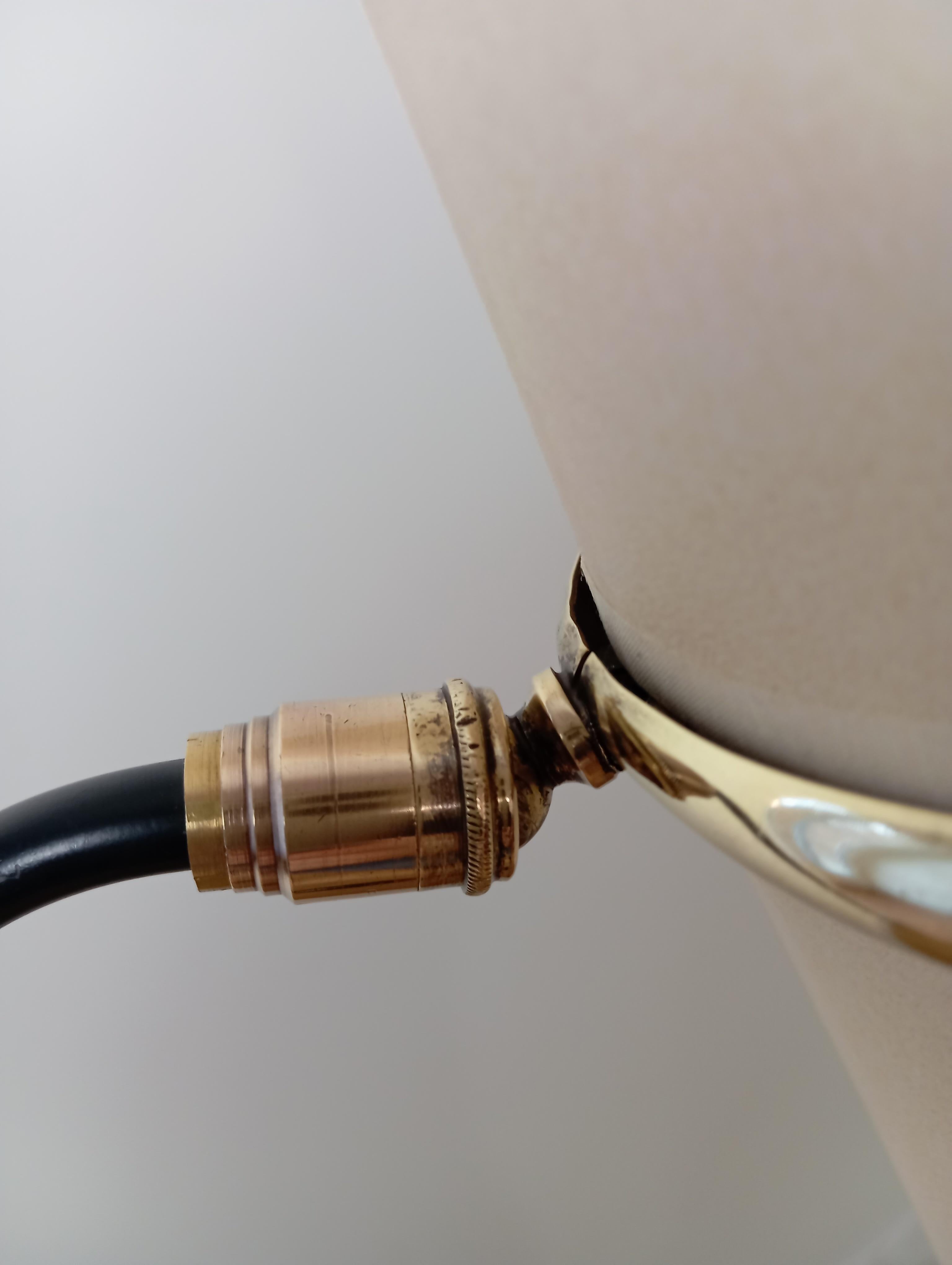 Lampadaire en métal laqué noir et laiton ;
composé d'une base circulaire en fonte laquée noire, à laquelle est attaché un bras en métal laqué noir, se terminant par un support en laiton soutenant deux abat-jour légèrement coniques.
Double éclairage