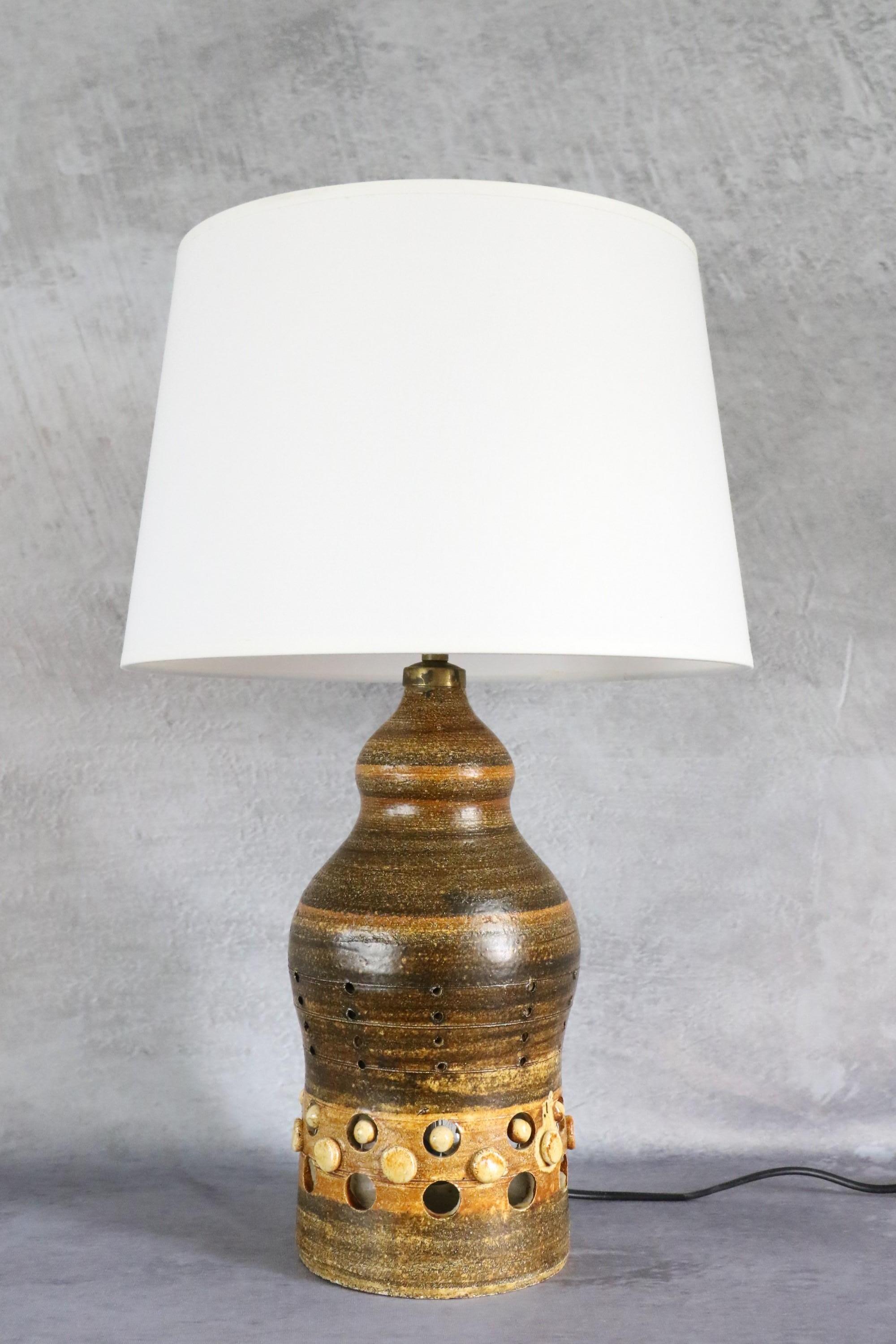 Double lighting French ceramic lamp by Georges Pelletier, 1970s.

It is a beautiful ceramic lamp. It offers a double lighting since a second bulb is inside the lamp base. The light is very soft and allows to highlight the characteristic shapes of