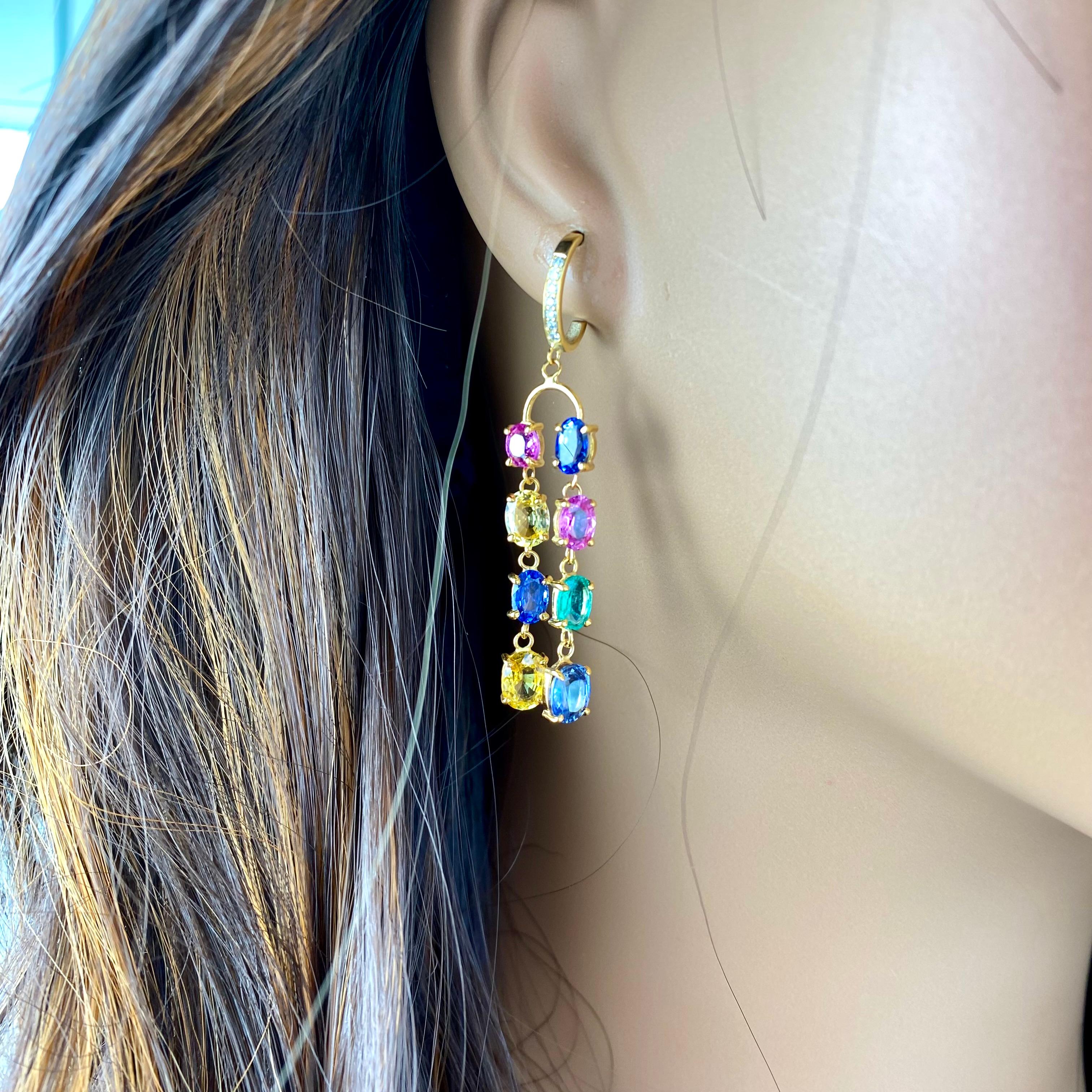 Boucles d'oreilles de 2 pouces de long en or avec saphirs, diamants et émeraudes 11,35 carats Pour femmes en vente