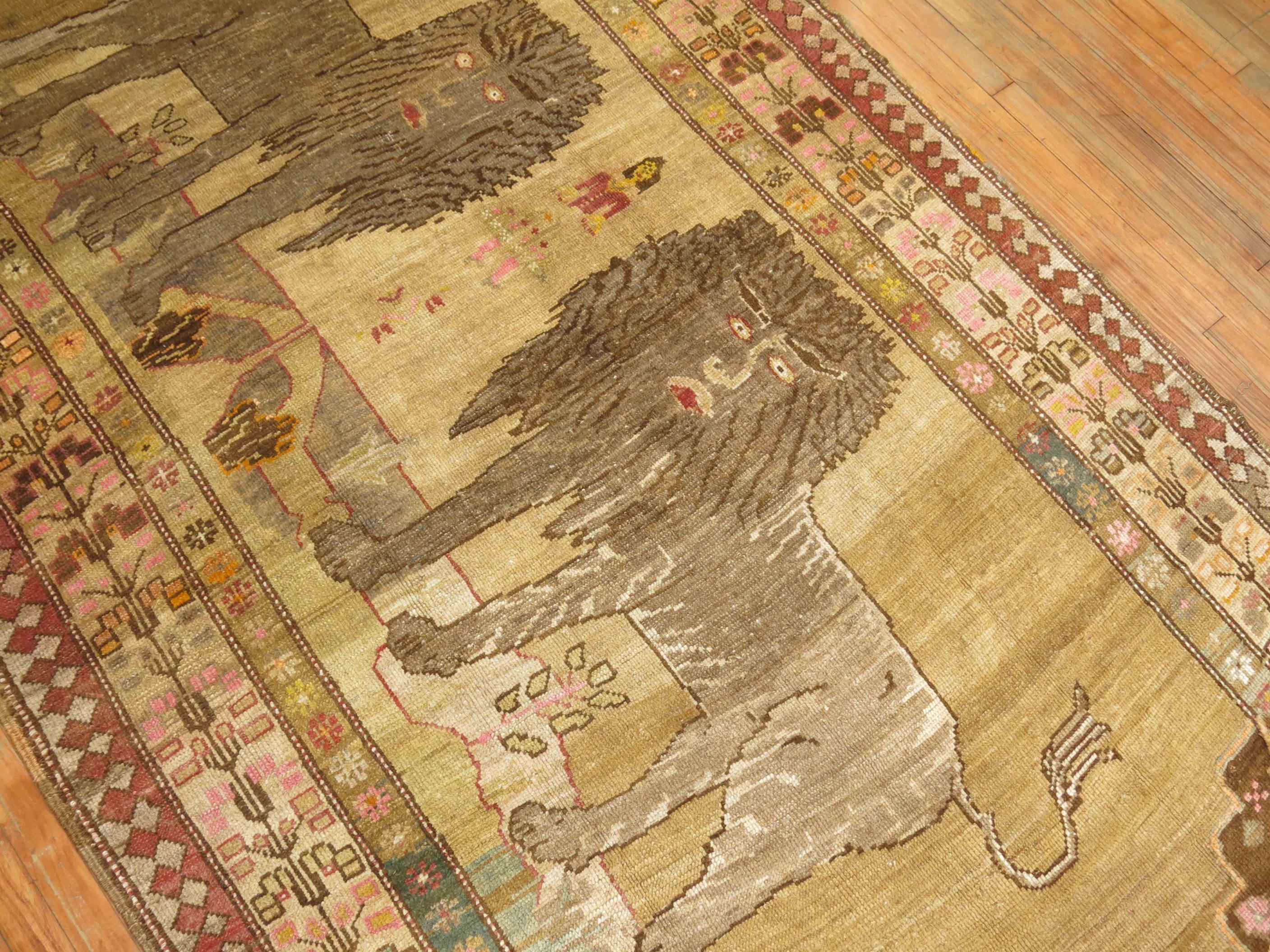 Wunderschöner türkisch-anatolischer Teppich in Galeriegröße, auf dem ein Paar großer Löwen mit anderen Figuren und Menschen abgebildet ist. Die Inschriften auf dem Teppich lassen vermuten, dass der Teppich ein Mitgiftgeschenk war. Das Stück stammt