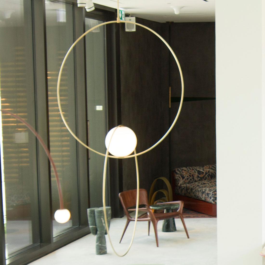 Collection Loop de Michael Anastassiades : équilibre, couleur et formes minimales. La suspension à double boucle ajoute une simplicité élémentaire à tout espace, parfaite dans ses symétries architecturales.
