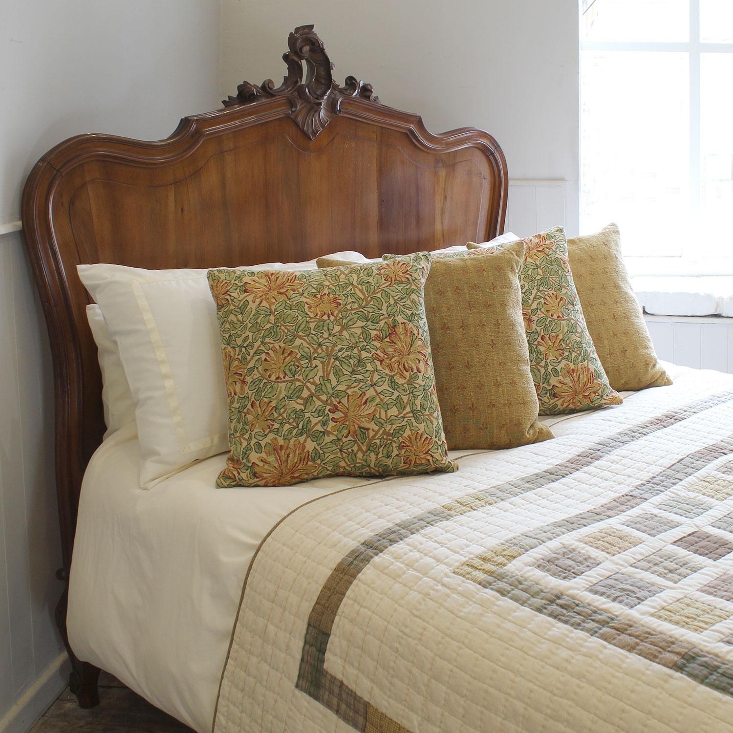 Double Louis XV Style Platform Antique Bed in Walnut - WD58 In Good Condition In Wrexham, GB