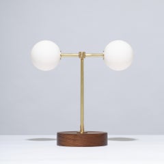 Double Matte Globe Amerikanische Tischlampe aus schwarzem Nussbaumholz von Lights of London