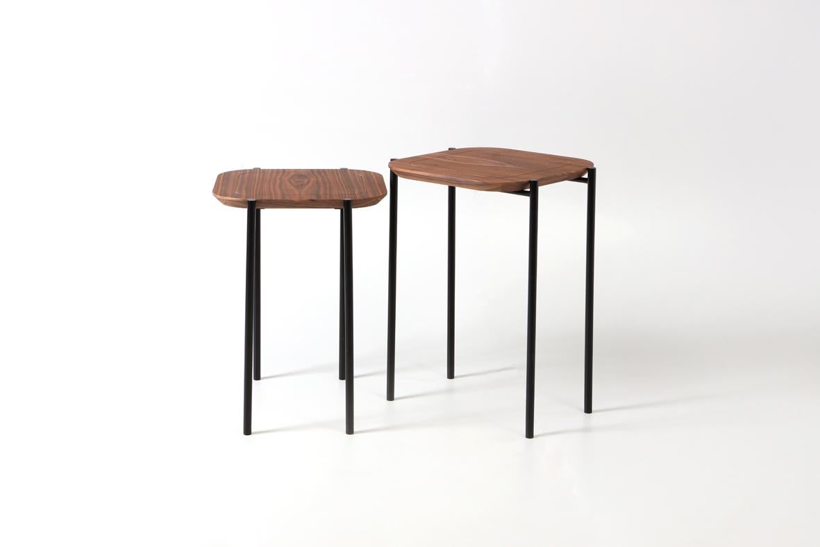 Moderne Table d'appoint moderniste double « Zal », acier peint et bois naturel en vente