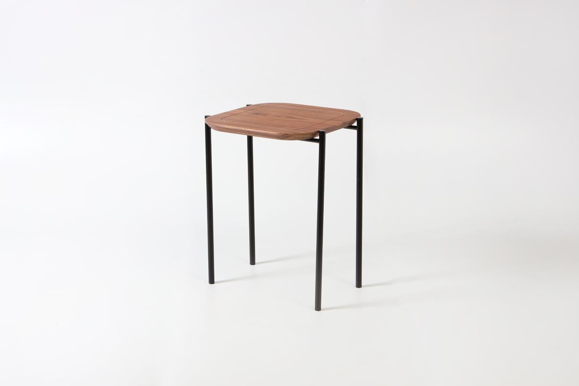Travail du bois Table d'appoint moderniste double « Zal », acier peint et bois naturel en vente