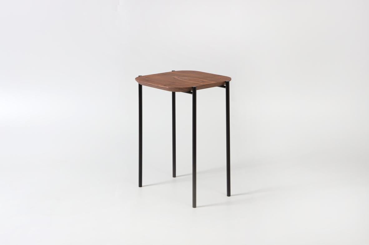 Table d'appoint moderniste double « Zal », acier peint et bois naturel Neuf - En vente à Alto da Lapa, SP