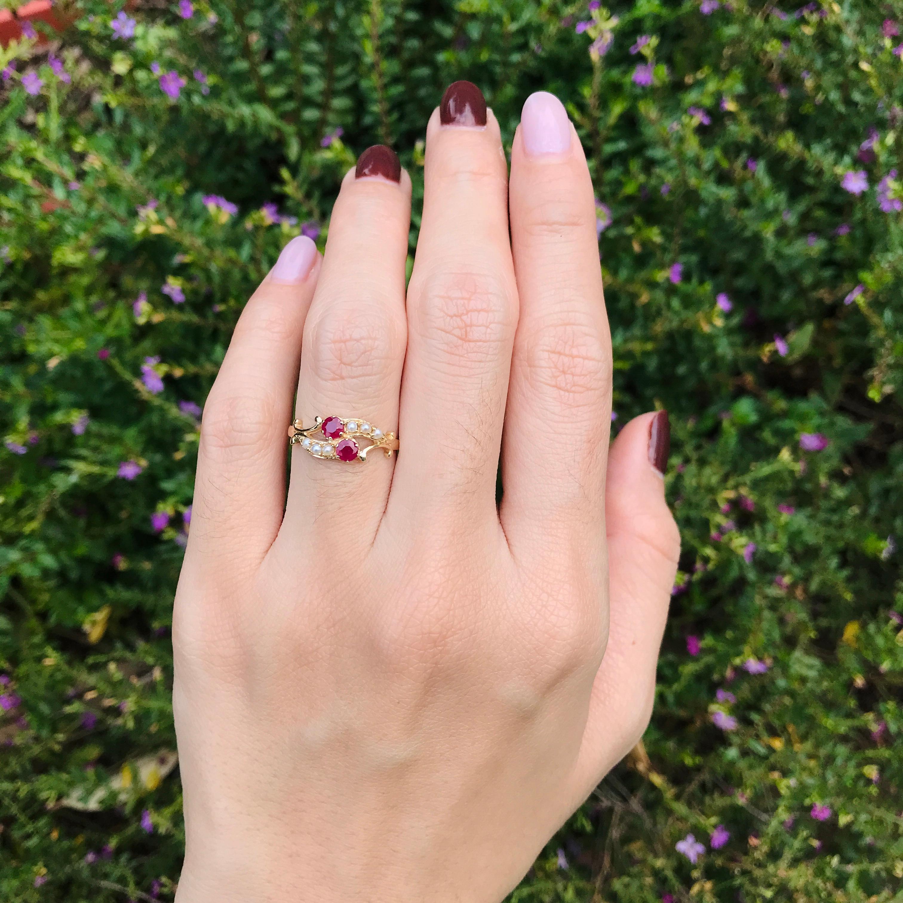 Doppelter natürlicher Rubin- und Perlenring im Vintage-Stil mit zwei Steinen aus massivem 9K Gold im Angebot 4