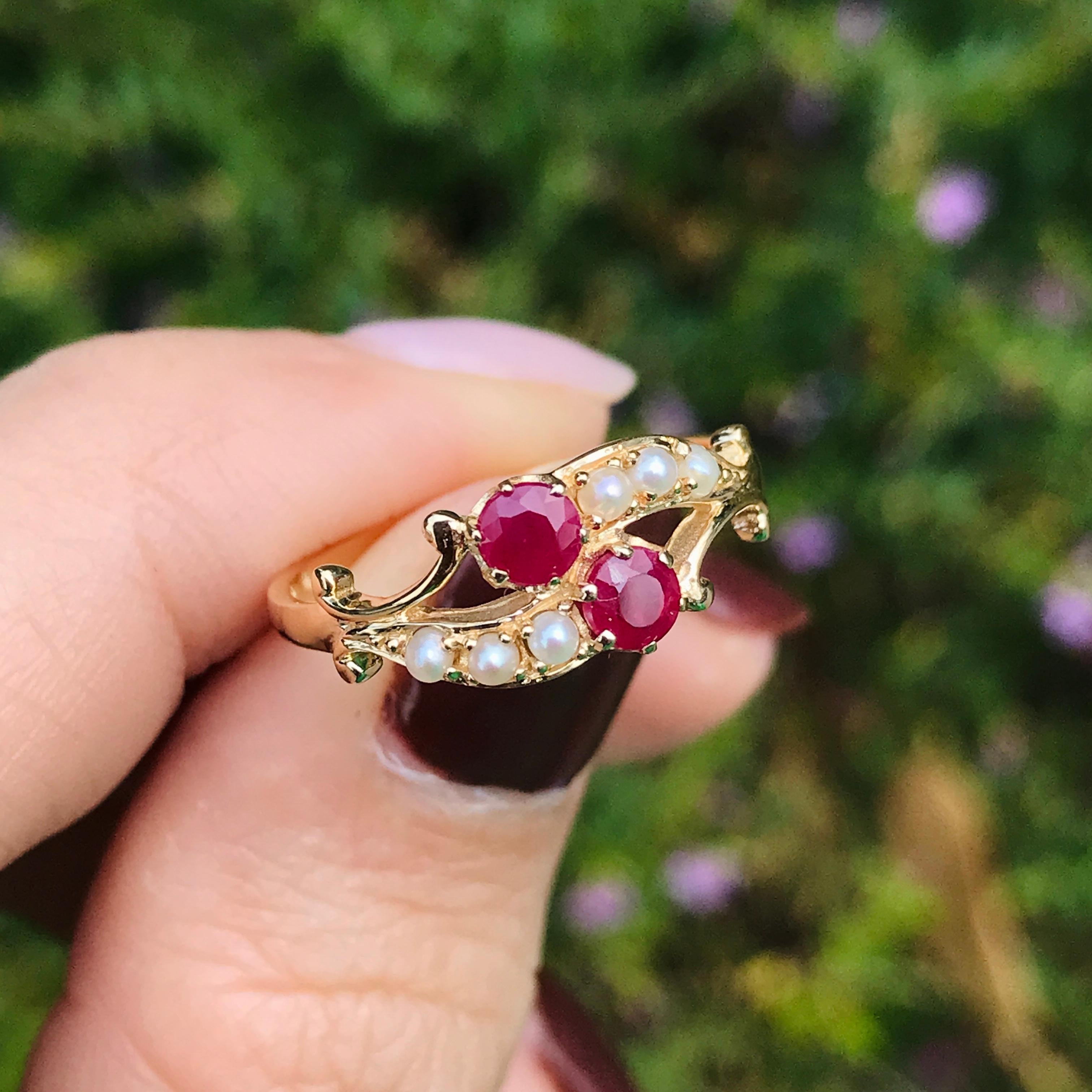 Doppelter natürlicher Rubin- und Perlenring im Vintage-Stil mit zwei Steinen aus massivem 9K Gold im Angebot 1
