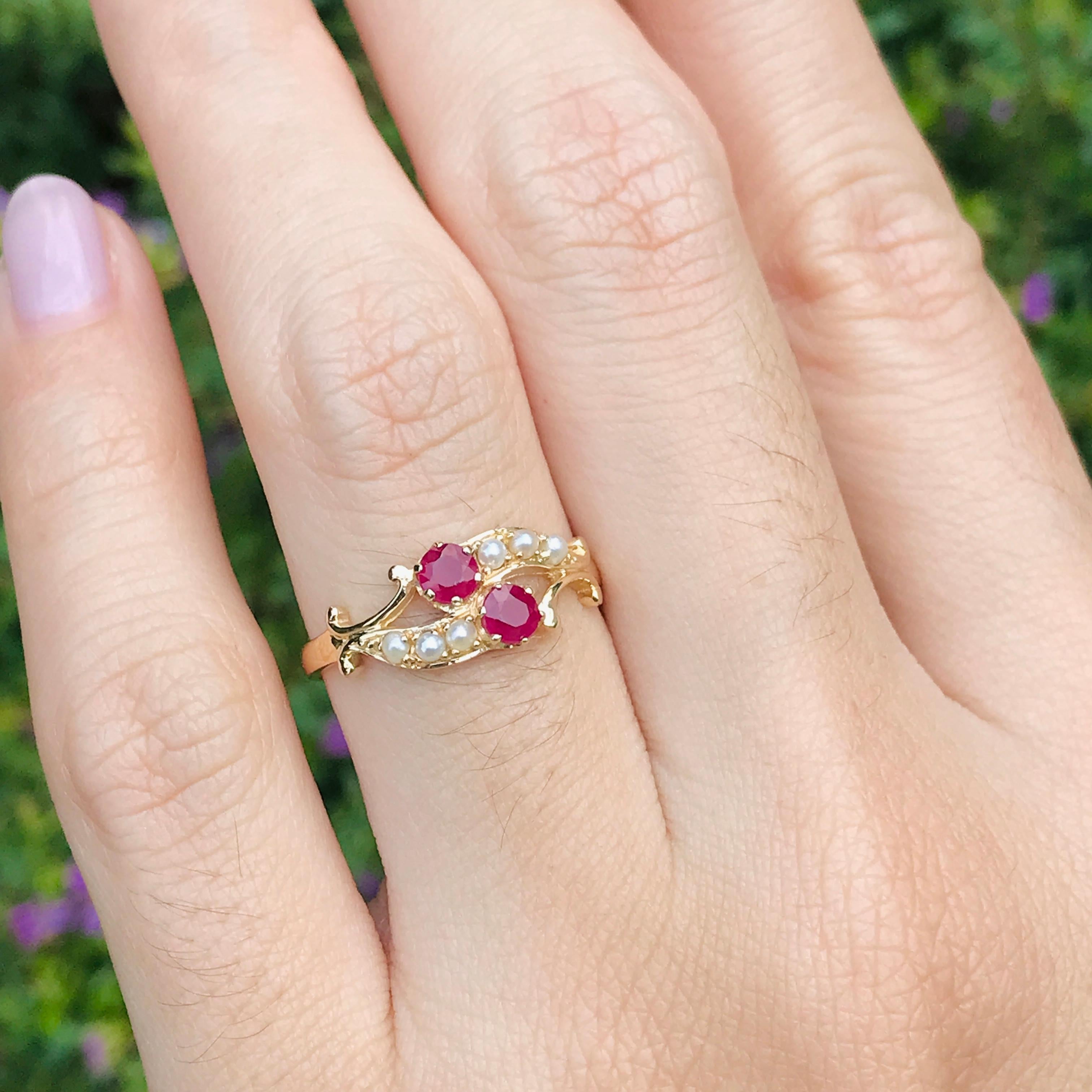 Doppelter natürlicher Rubin- und Perlenring im Vintage-Stil mit zwei Steinen aus massivem 9K Gold im Angebot 2