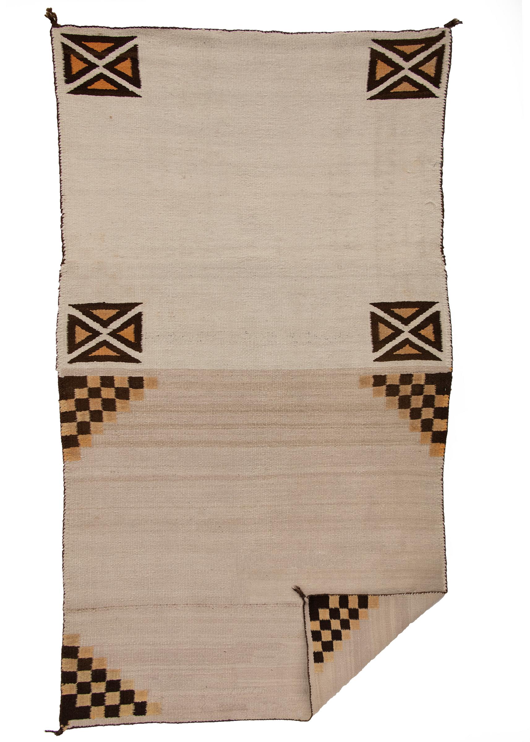 Questa coperta vintage Navajo a doppia sella, tessuta all'inizio del XX secolo (probabilmente negli anni '20), è uno splendido esempio di tessitura tradizionale Navajo. Realizzata in lana nativa filata a mano, la coperta presenta una miscela di