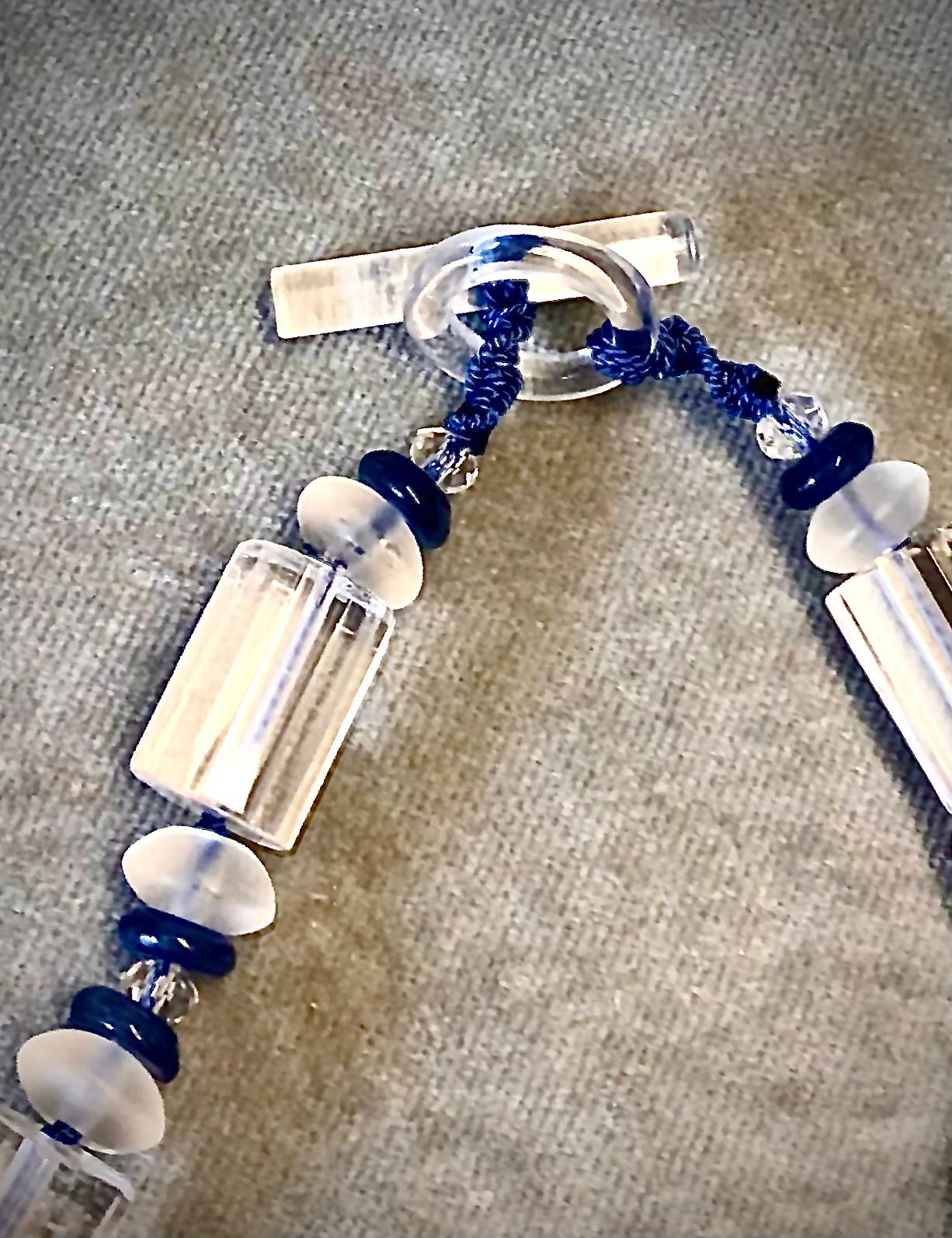 Doppelte Bergkristall-Halskette mit röhrenförmigem Fassung und Saphir, Perle, Smaragd (Smaragdschliff) im Angebot