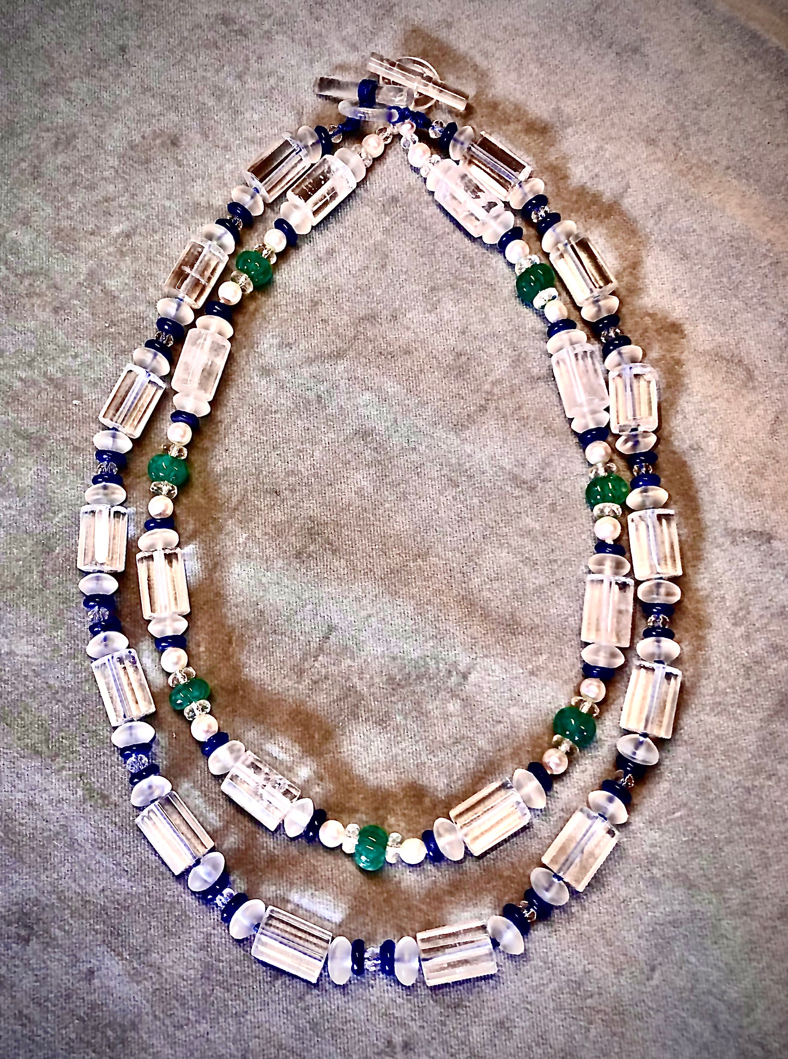 Doppelte Bergkristall-Halskette mit röhrenförmigem Fassung und Saphir, Perle, Smaragd im Angebot