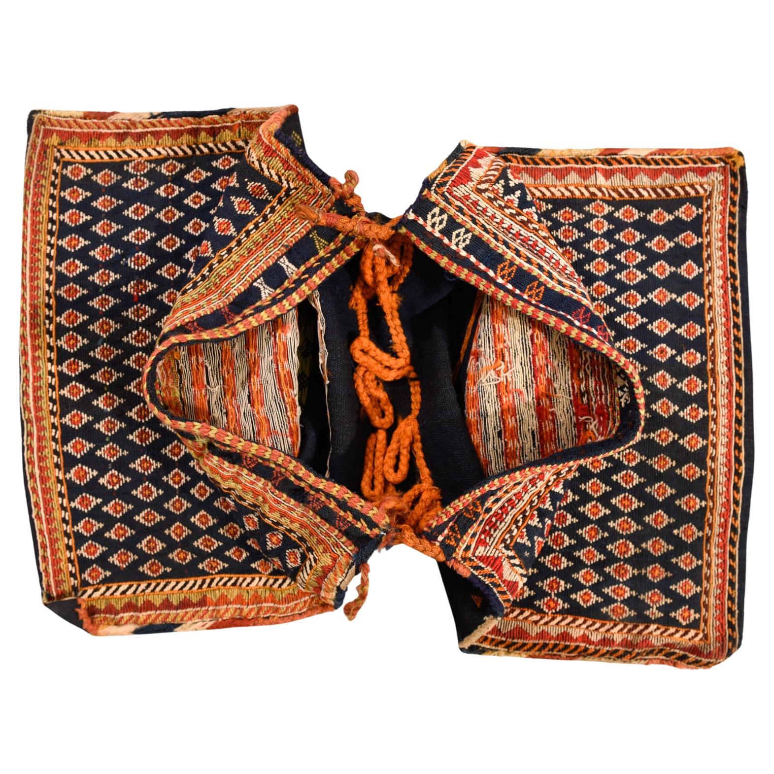 Eine klassische doppelte Nomadensatteltasche, sehr sorgfältig gewebt und in ausgezeichnetem Zustand, obwohl sie sicherlich schon sehr alt ist.
Sie stammt aus Zentralasien, aber ich weiß nicht genau, von welchem Stamm sie stammt.

ref. nr. 1208.