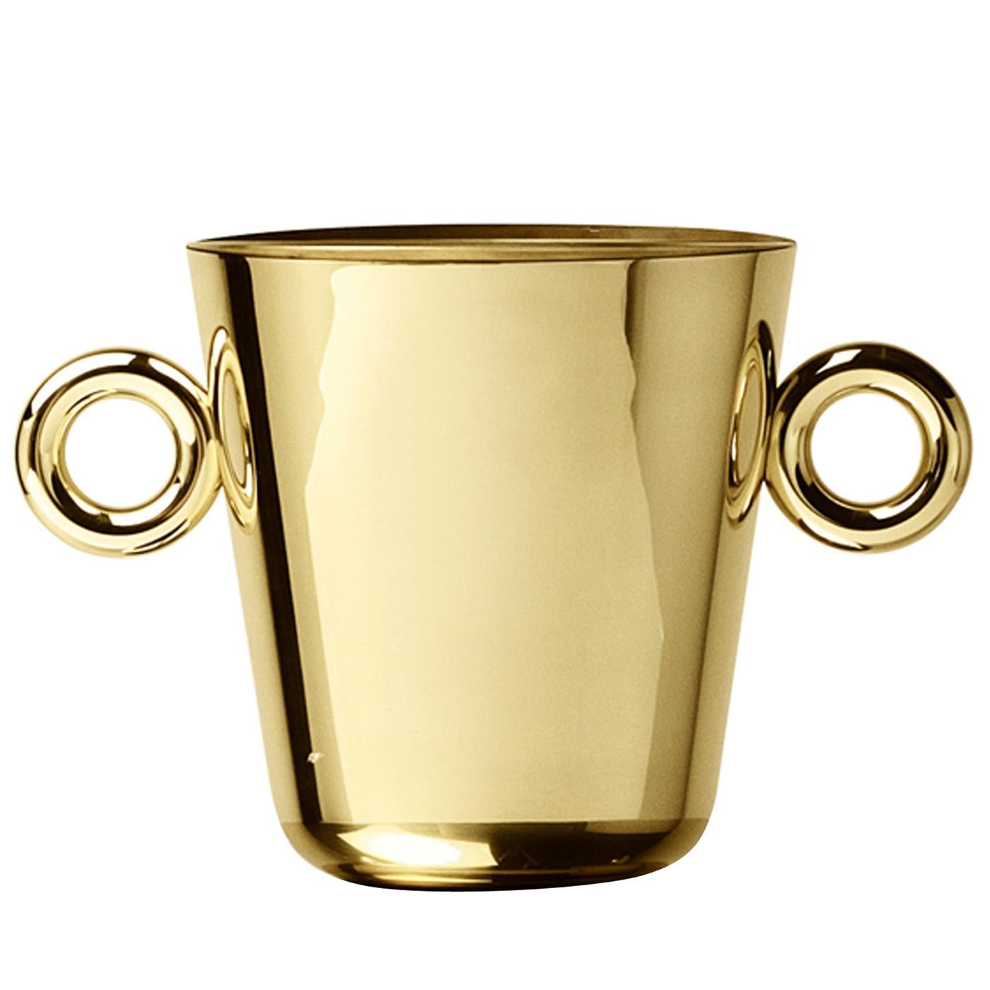 This exquisite steel ice bucket with a brass finish by Richard Hutten has a minimalist shape adorned by the presence of the two loops on each side, that give it a playful but sophisticated touch.
 