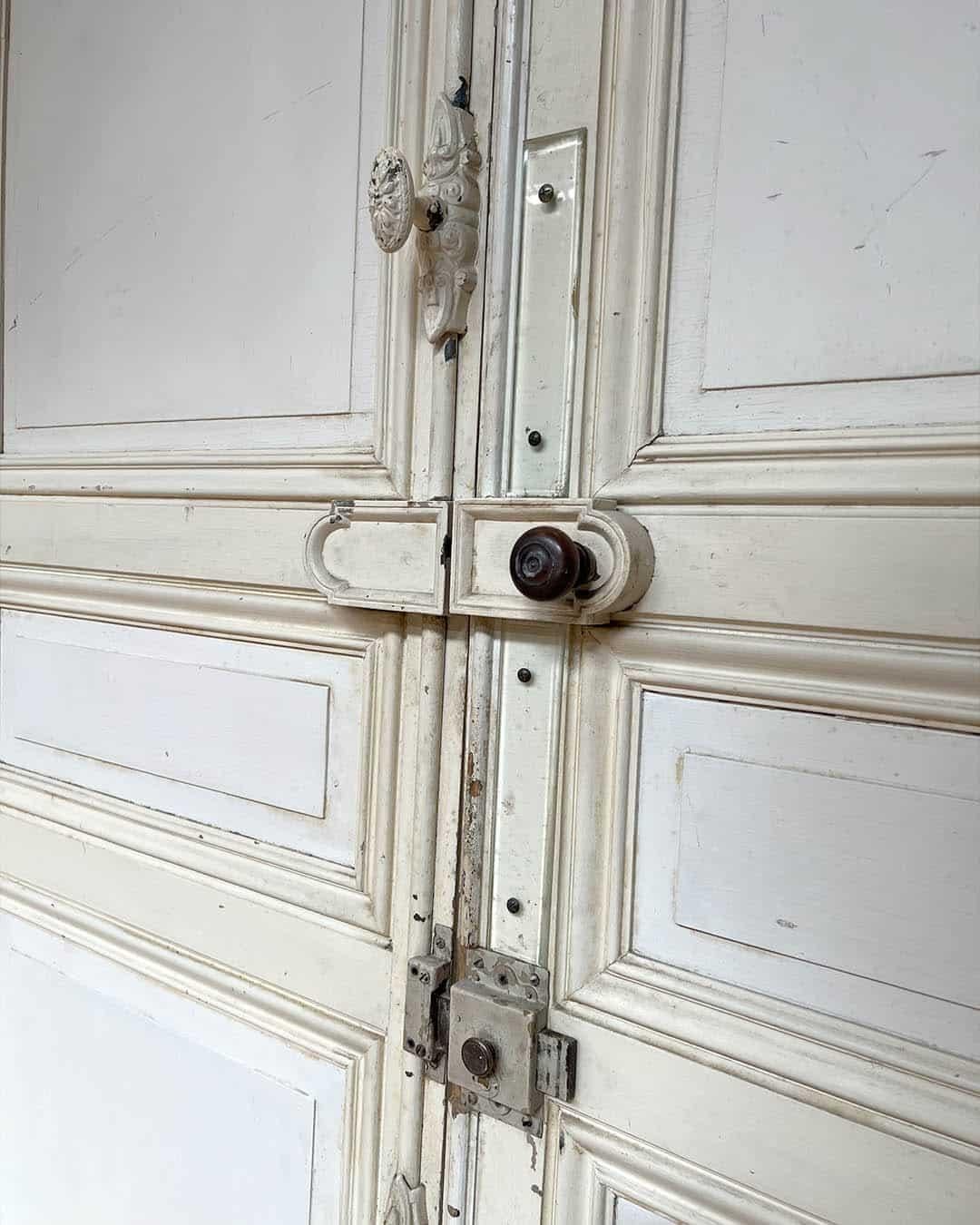 Diese beeindruckende Doppeltür mit ihrem originalen Eichenrahmen (175,5 × 290 cm) zeigt die zeitlose Eleganz der klassischen französischen Architektur. Die aus massiver Eiche gefertigten Türfüllungen (150 × 278 cm) zeichnen sich durch edle