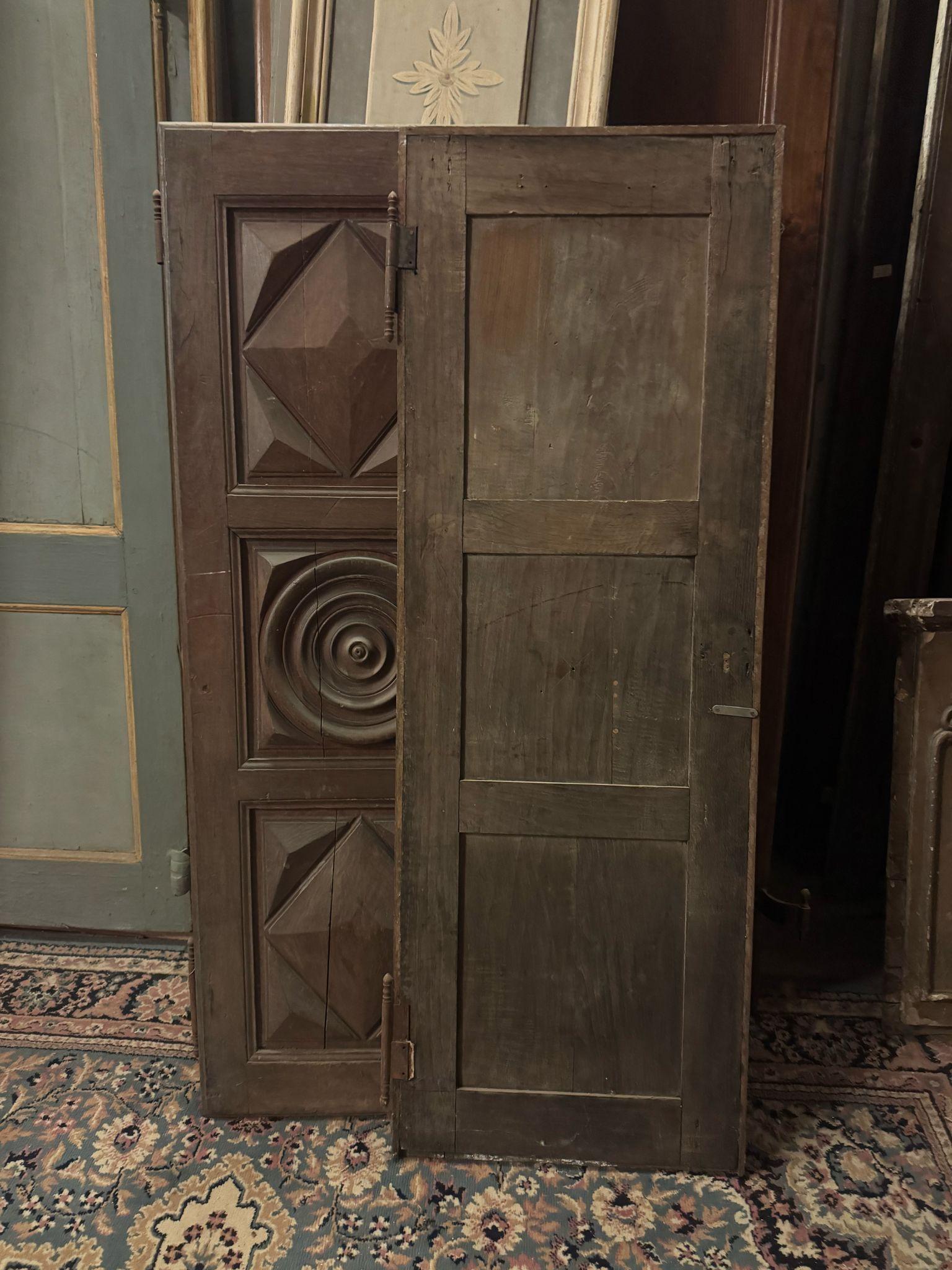 puertas dobles de roble, con paneles tallados con decoraciones geométricas, Italia en Bueno estado para la venta en Cuneo, Italy (CN)