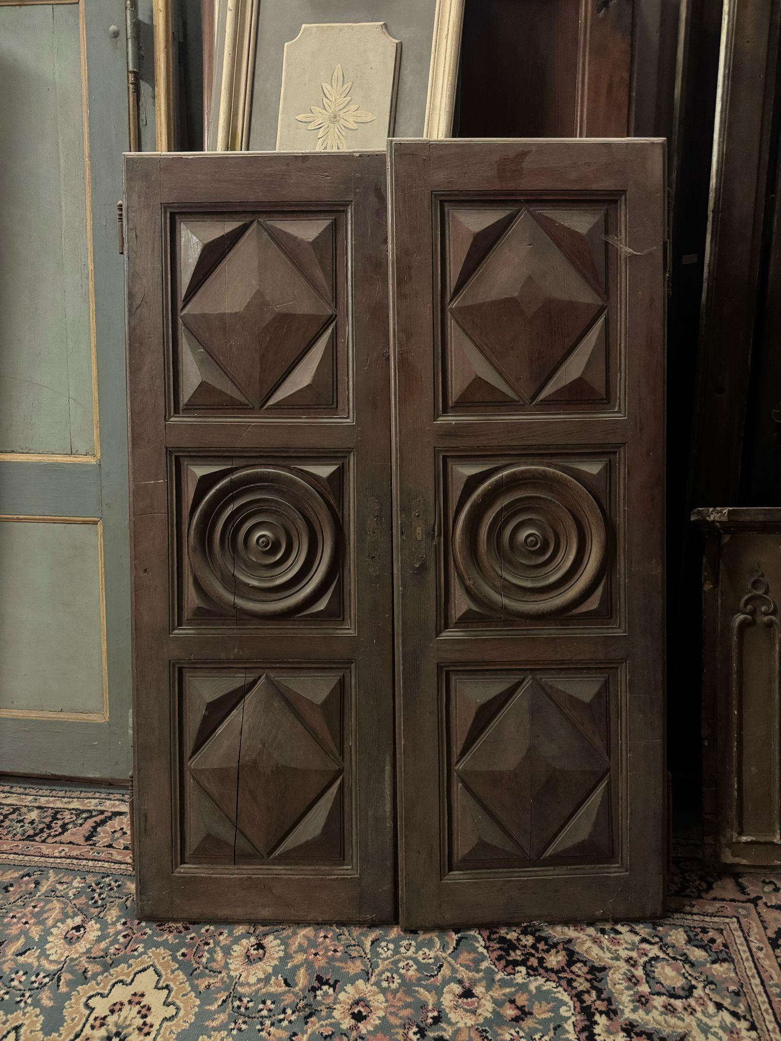 puertas dobles de roble, con paneles tallados con decoraciones geométricas, Italia siglo XIX en venta