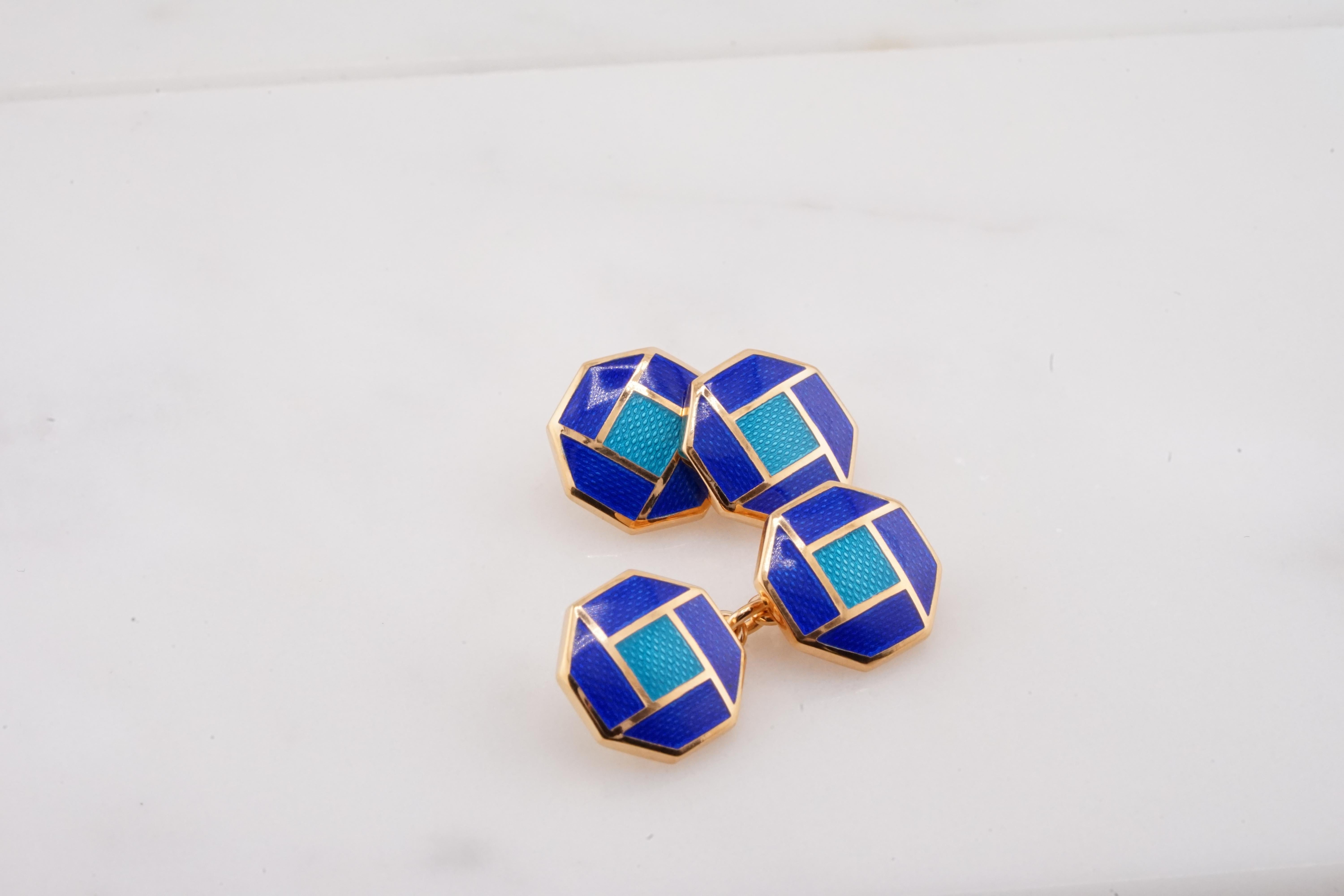 Diese exquisiten Manschettenknöpfe zeichnen sich durch ein auffälliges geometrisches Design aus, das sorgfältig mit einer Kombination aus tiefblauer und leuchtend türkisfarbener Emaille gefertigt wurde. Die achteckige Form ist mit eleganten,