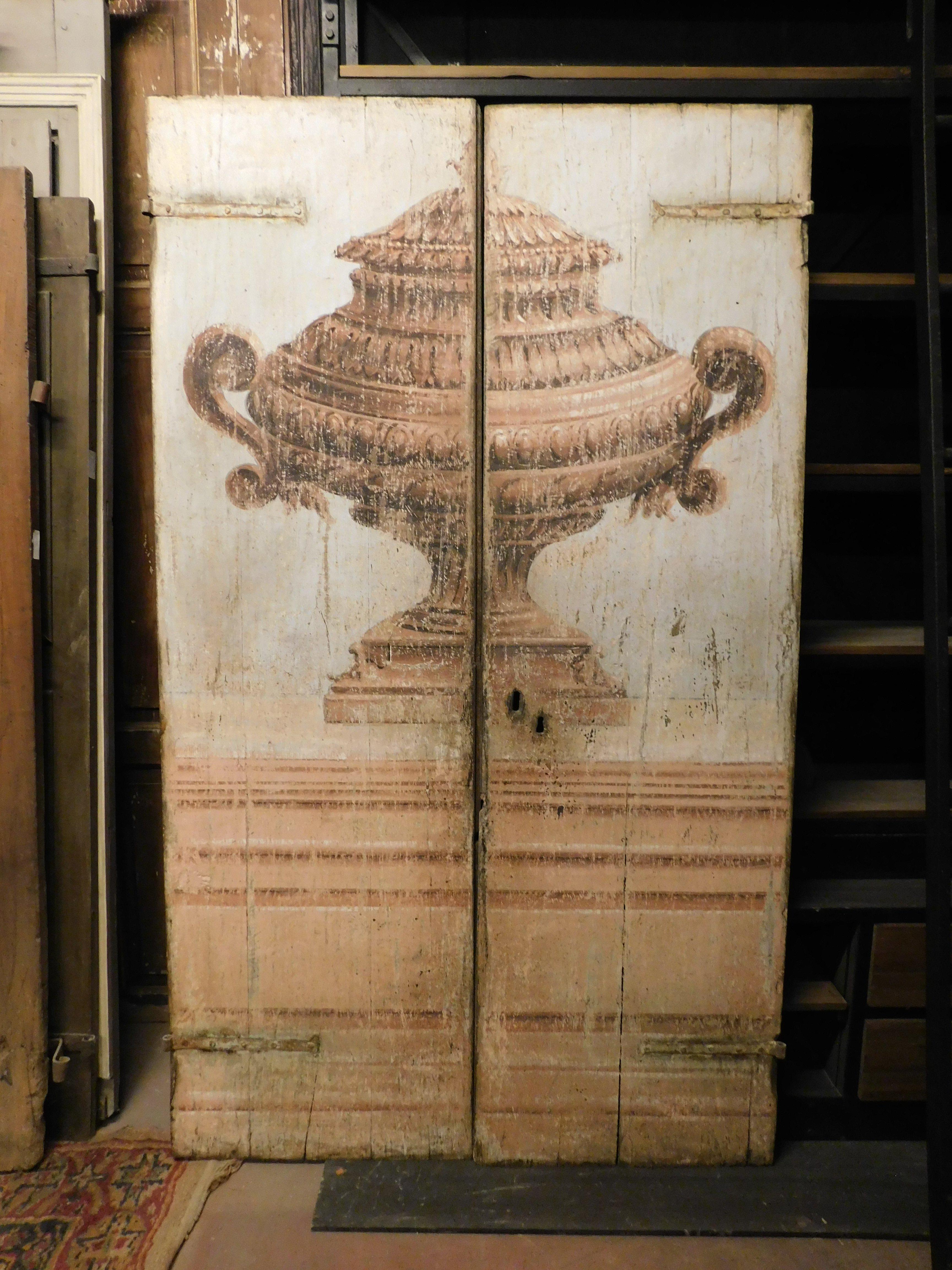 Antike Doppeltür für den Innenbereich, auch geeignet für alle Einbauschränke oder Plakate, reichlich handbemalt mit dem Thema einer großen klassischen zentralen Tasse, einfache Holzrückwand, gebaut von einem Handwerker aus dem 18. Jahrhundert aus