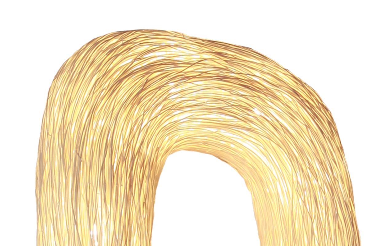 Esta escultural lámpara de pie se ha desarrollado a partir de Double Orbit (lámpara de techo) con la misma forma de iluminación arquitectónica. Forma parte de la serie de continuidad Ango, en la que dos anillos de luz orgánicos de ratán, hechos a