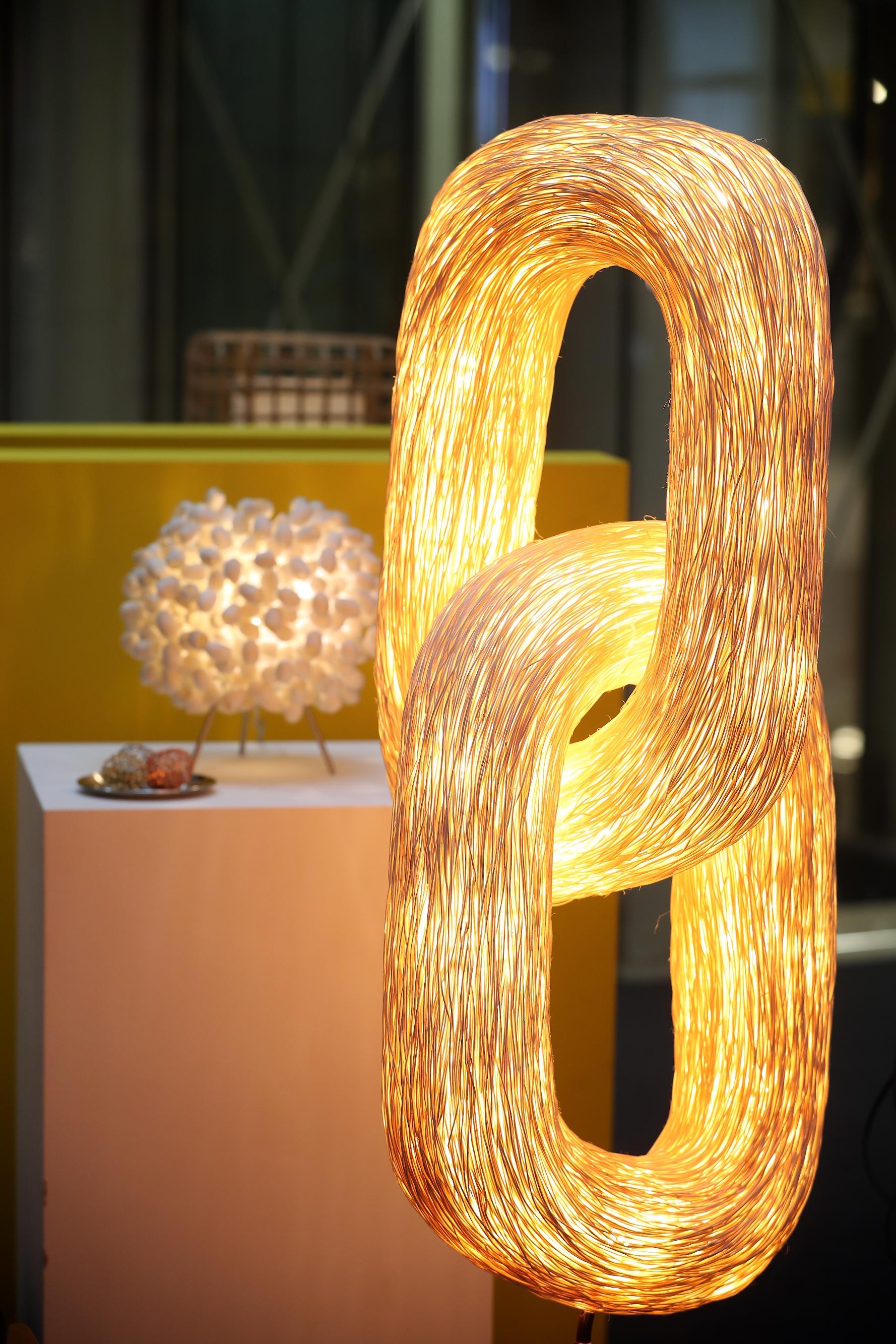 Double Orbit „Floor“ von Ango, architektonische Stehlampe mit natürlichem Rattan (Beschichtet) im Angebot