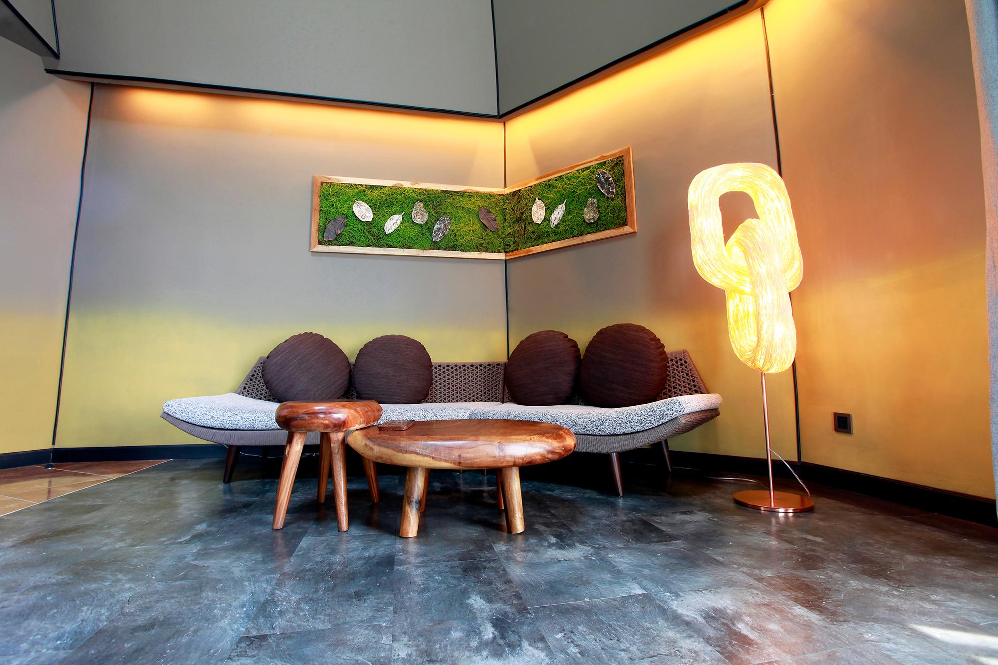 Double Orbit „Floor“ von Ango, architektonische Stehlampe mit natürlichem Rattan (21. Jahrhundert und zeitgenössisch) im Angebot