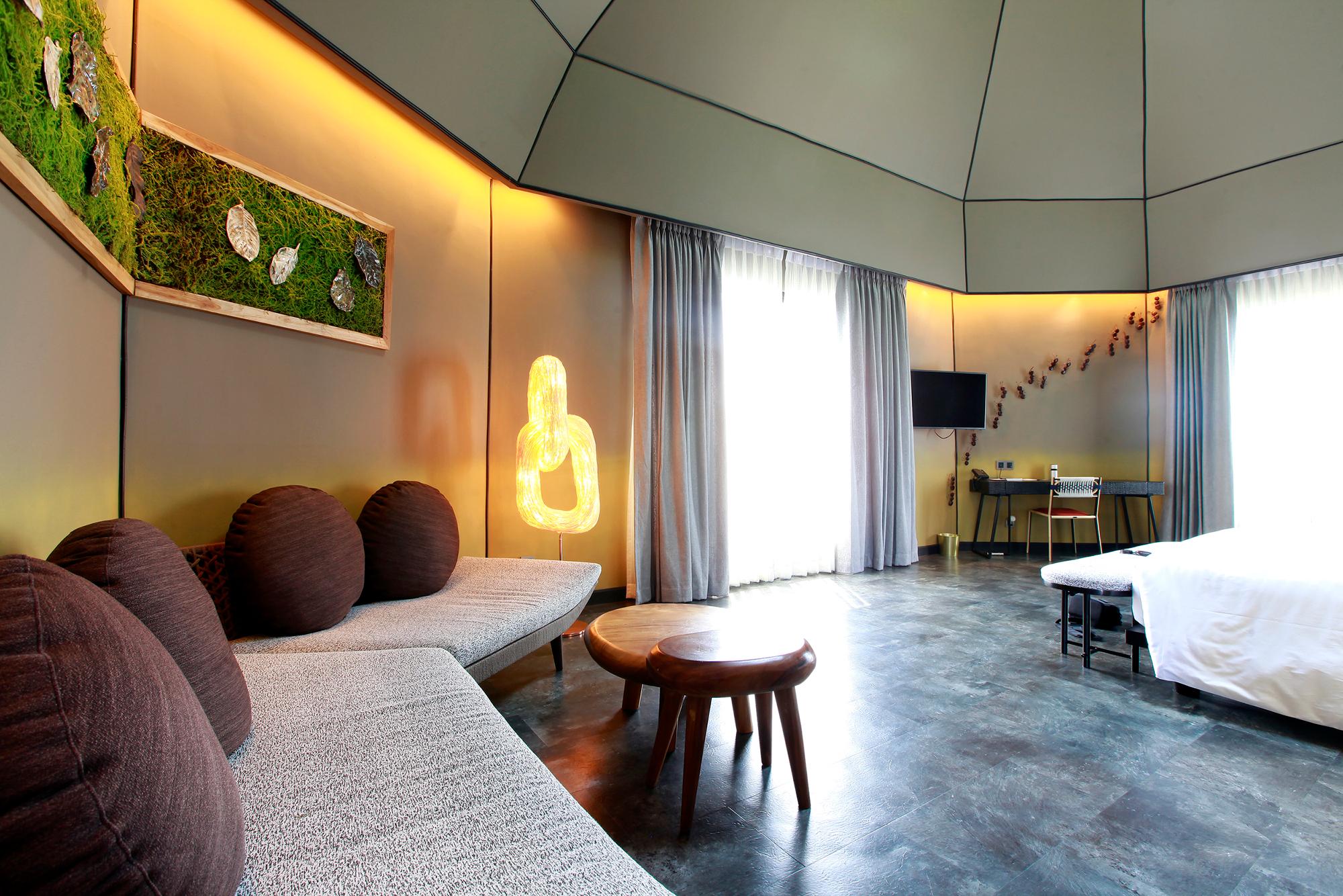 Double Orbit „Floor“ von Ango, architektonische Stehlampe mit natürlichem Rattan (Edelstahl) im Angebot