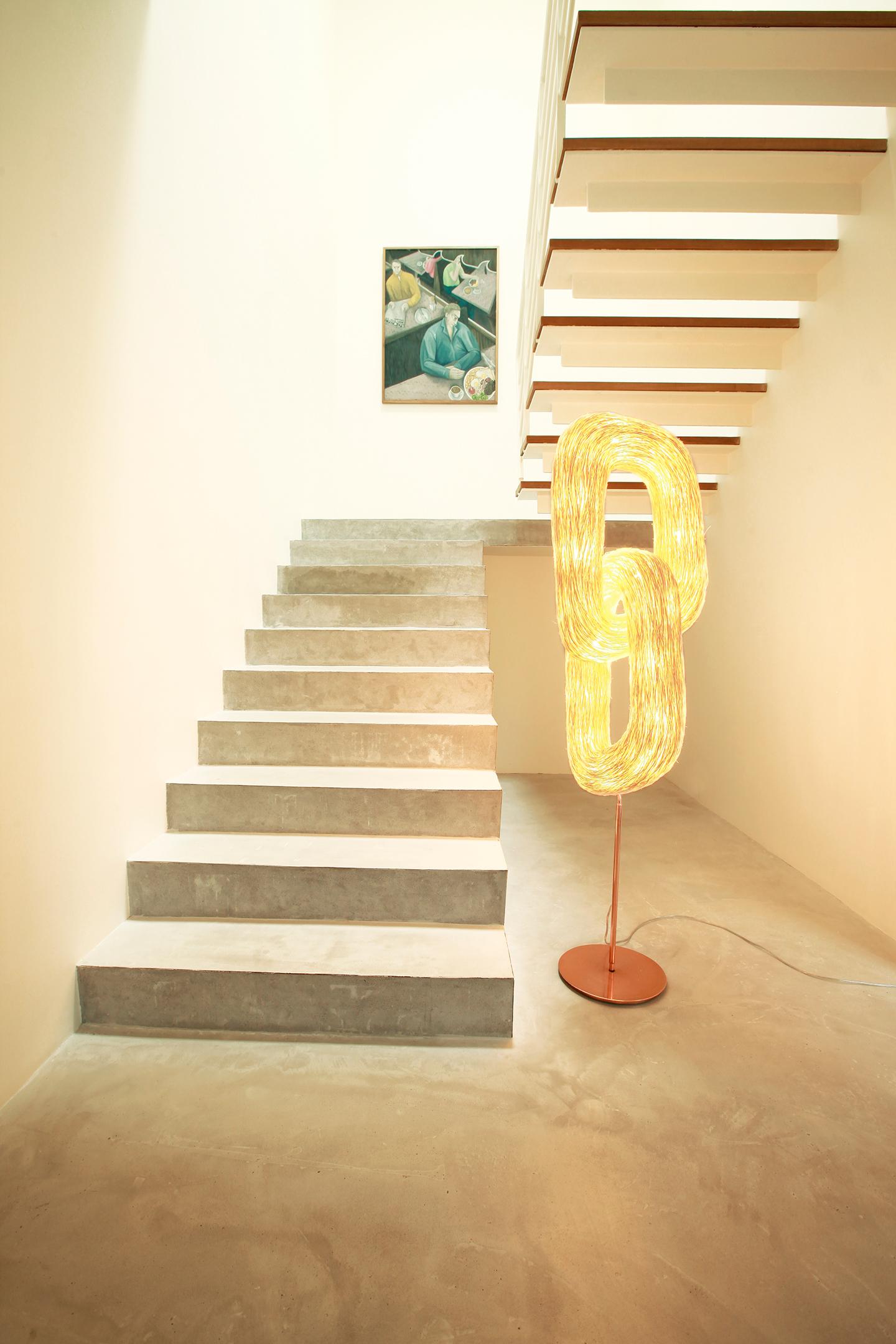 Lampadaire architectonique à double orbe 'Floor' par Ango, en rotin naturel en vente 1