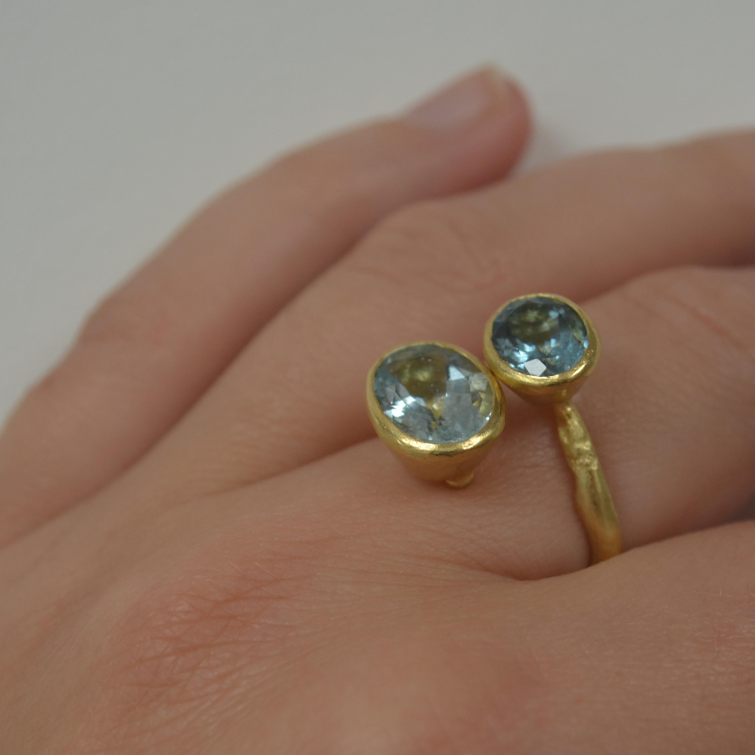 Double Oval Aquamarine 18 Karat Gold Textured Ring Handmade by Disa Allsopp For Sale 3