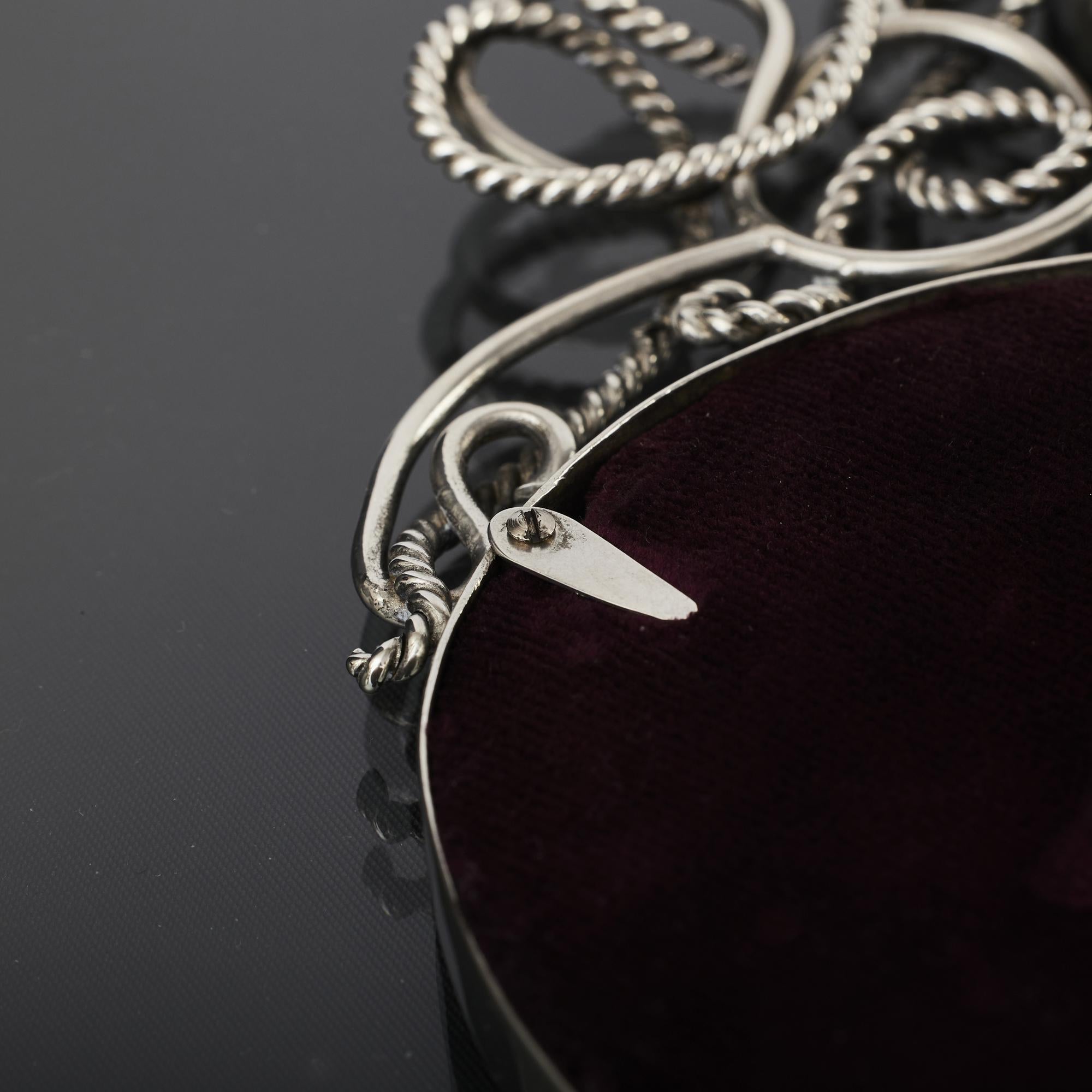Marco de fotografía antiguo de plata de forma ovalada doble en venta 1