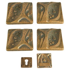 Doppia coppia di maniglie per porte in bronzo, Bel e foro per la chiave con rilievo organico