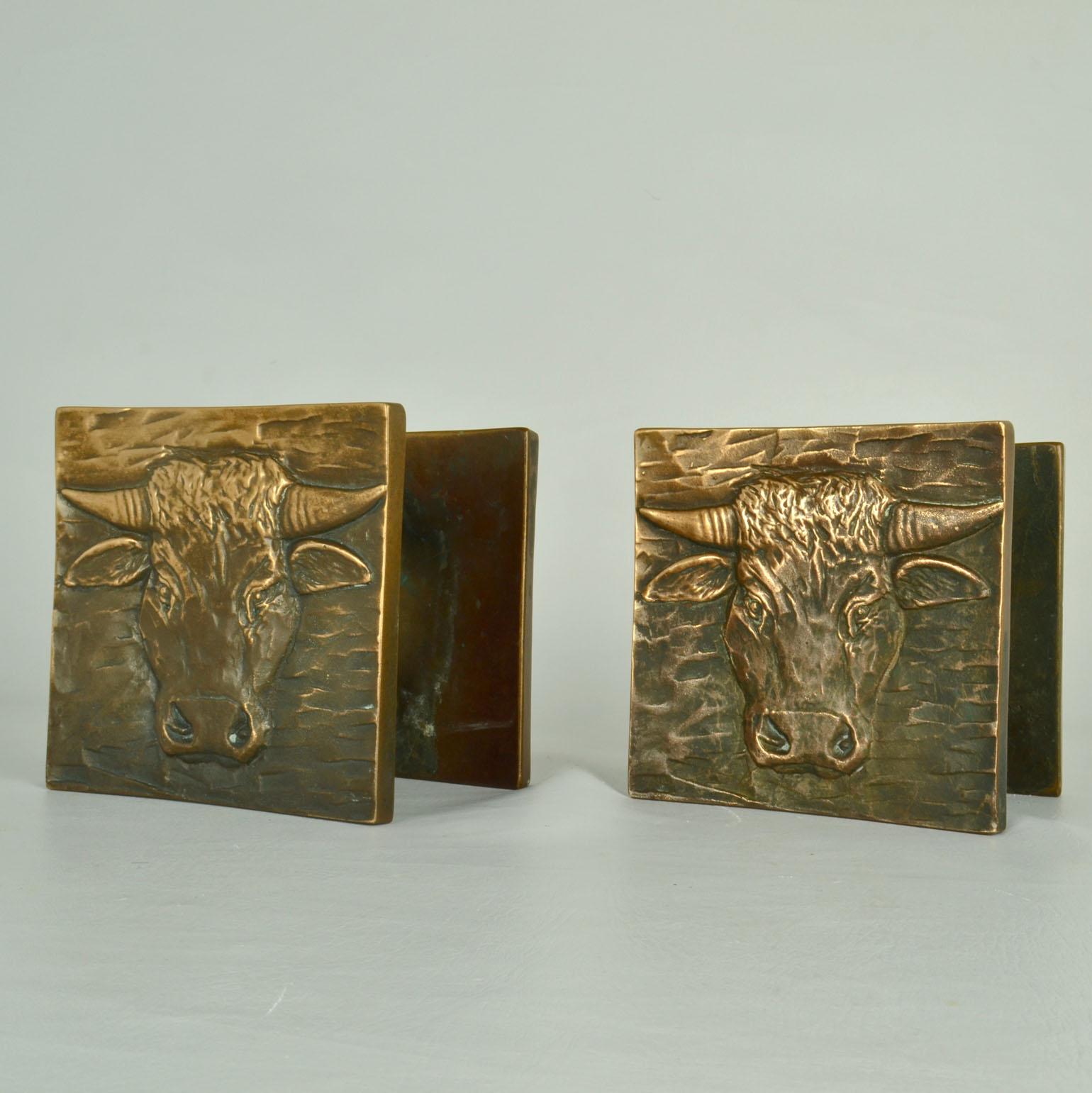 Paire de poignées de porte push-pull architecturales en bronze avec taureau pour portes doubles en vente 1