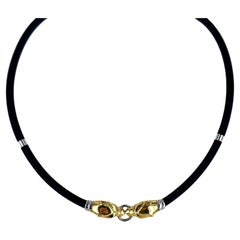 Collier double tête de panthère en or blanc et jaune 18 carats avec cordon en caoutchouc noir