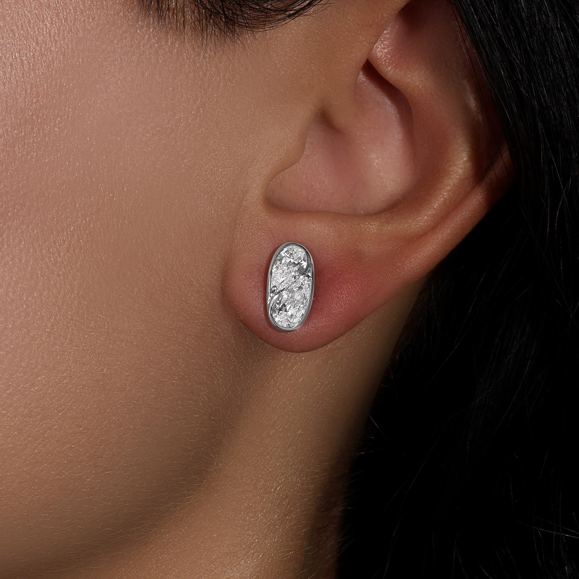 It comes with the Gemological Appraisal by GIA GG/AJP
All gemstones are natural
4 Pear Cut Diamonds = 2.04 Carats
Metal: 18K White Gold