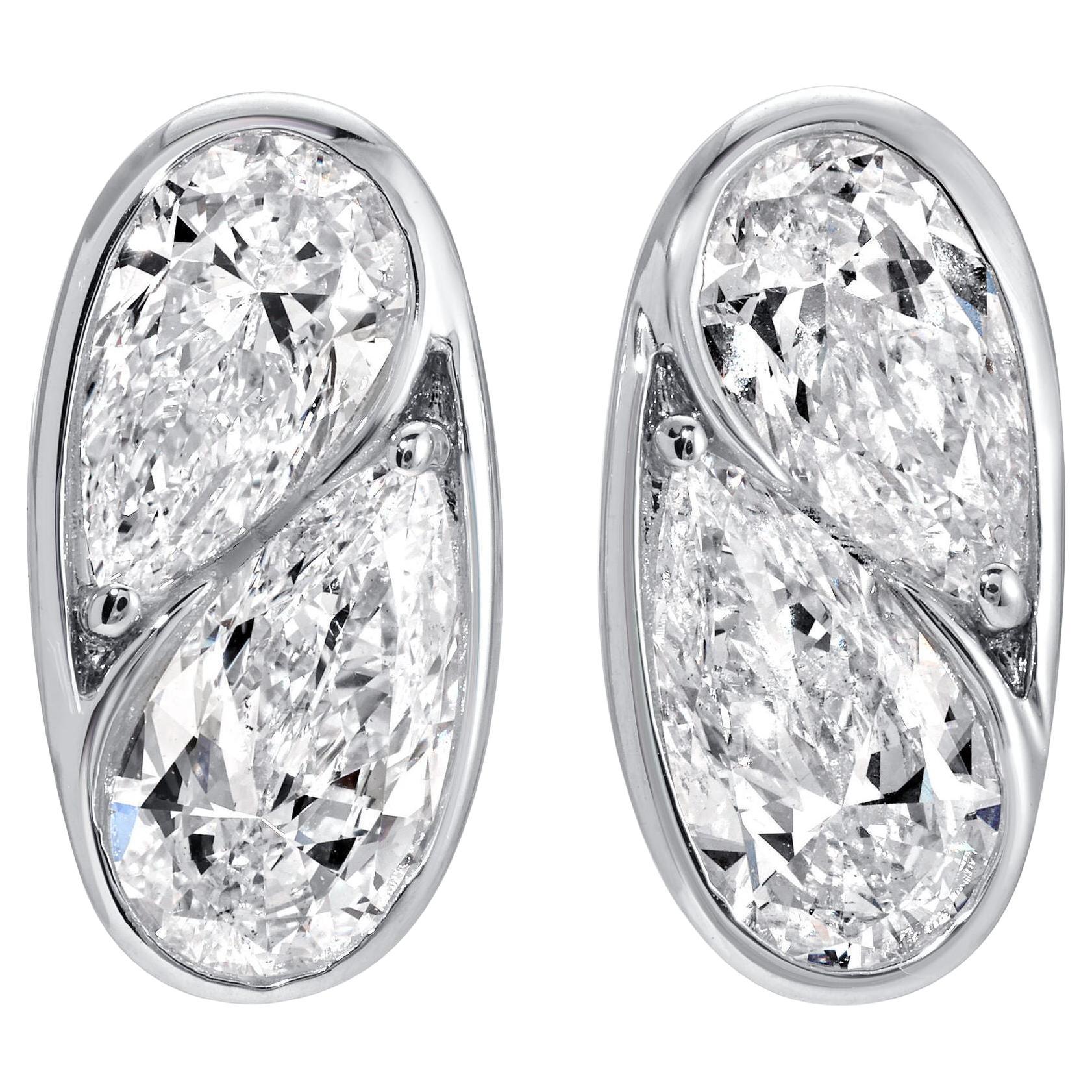 Clous d'oreilles en or blanc 18 carats avec double poire de diamants 2,04 carats en vente