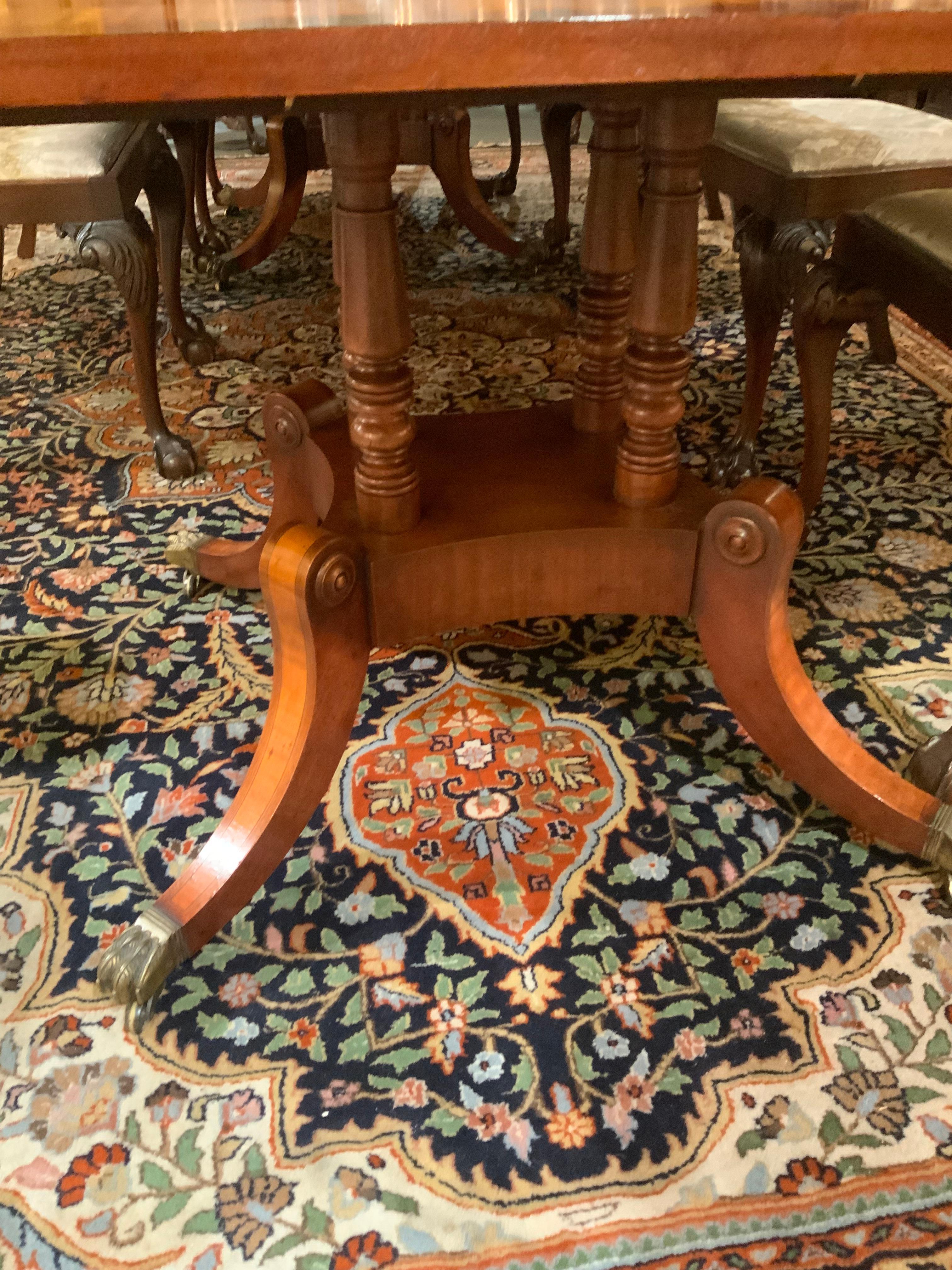 Table de salle à manger à double piédestal de style George III anglais en vente 5