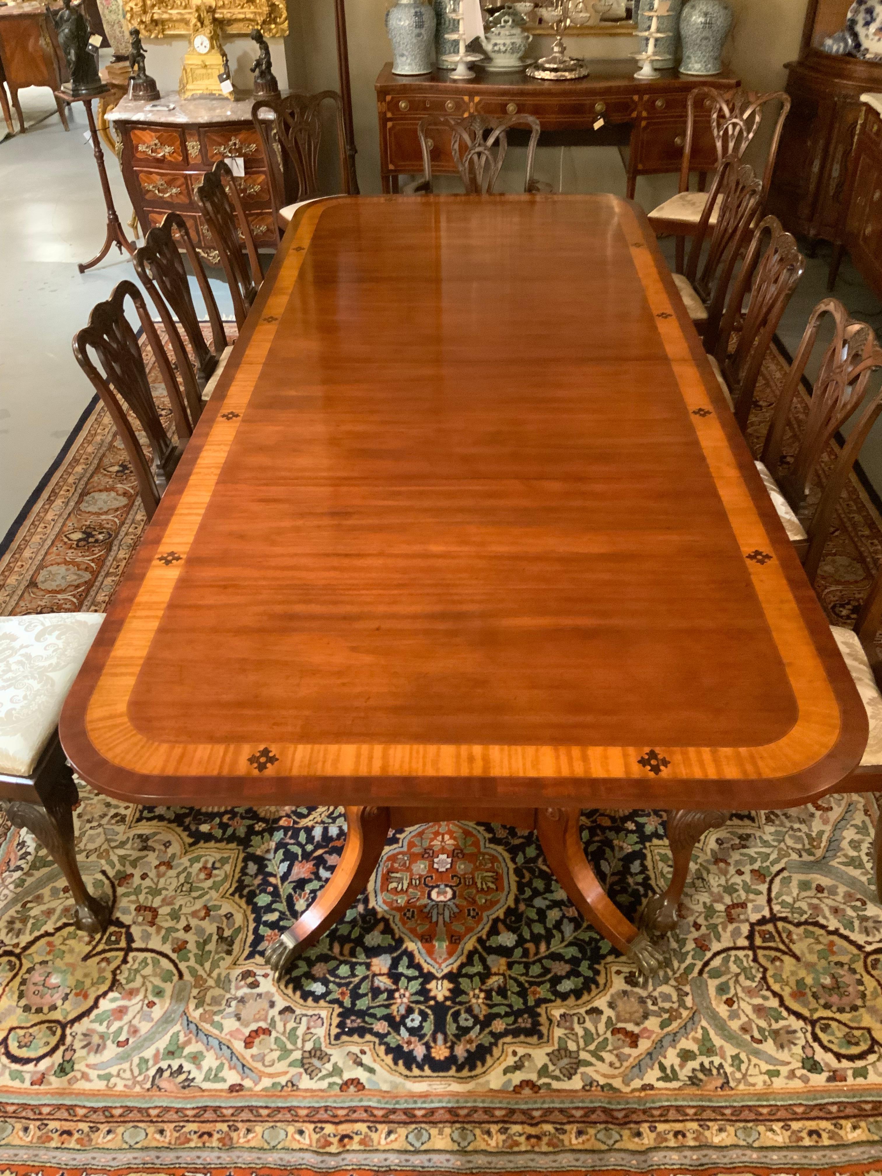 Cette excellente table est fabriquée dans l'acajou le plus fin. 
Et incrusté d'une bande de bois satiné avec un supplément d'argent. 
Incrustation d'un emblème ébonisé. Il est de forme D reposant
Sur deux piédestaux ayant chacun quatre pieds pour