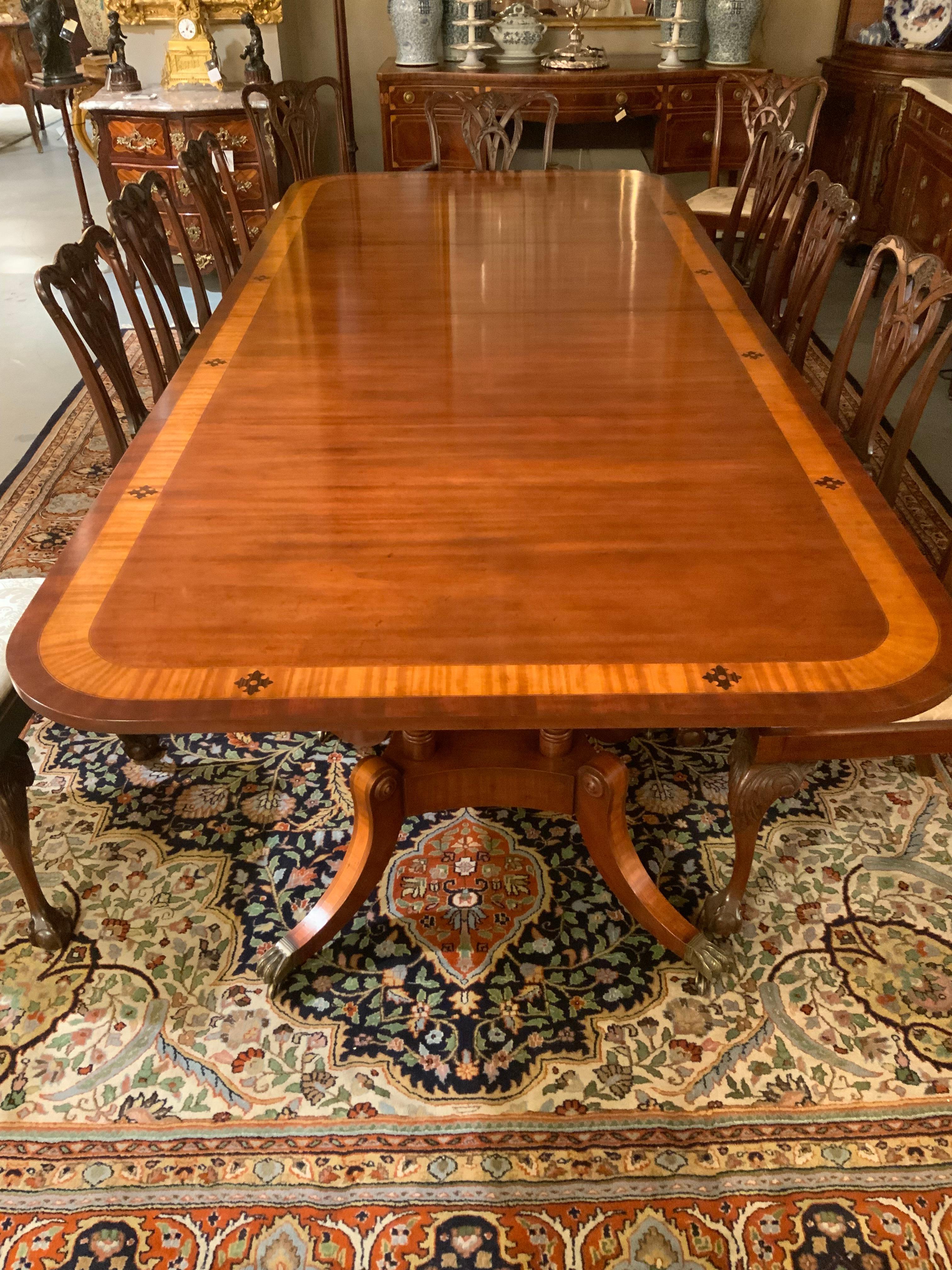 Table de salle à manger à double piédestal de style George III anglais Excellent état - En vente à Houston, TX