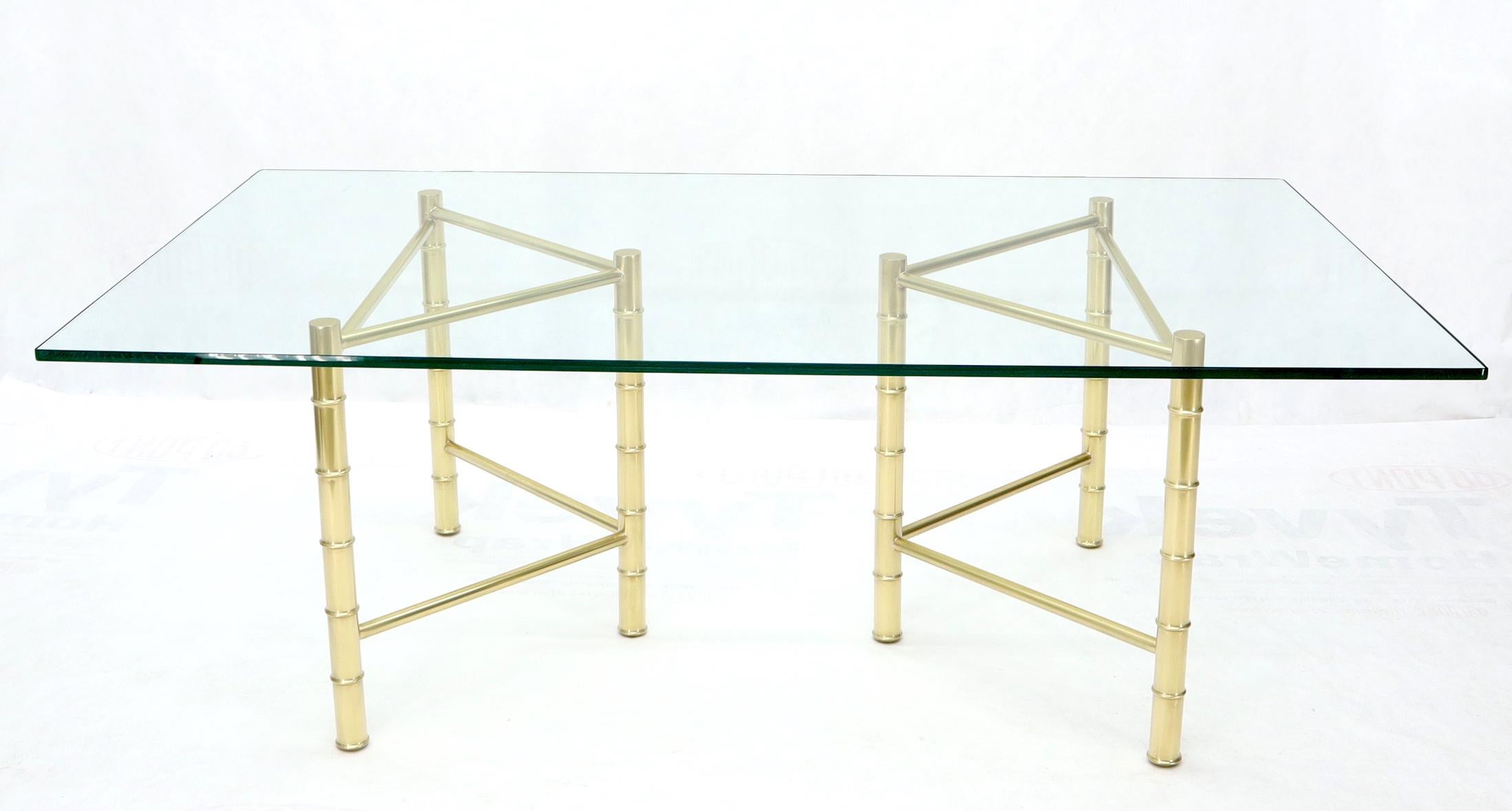 Américain Table de conférence à double piédestal en laiton et plateau en verre de bambou en vente