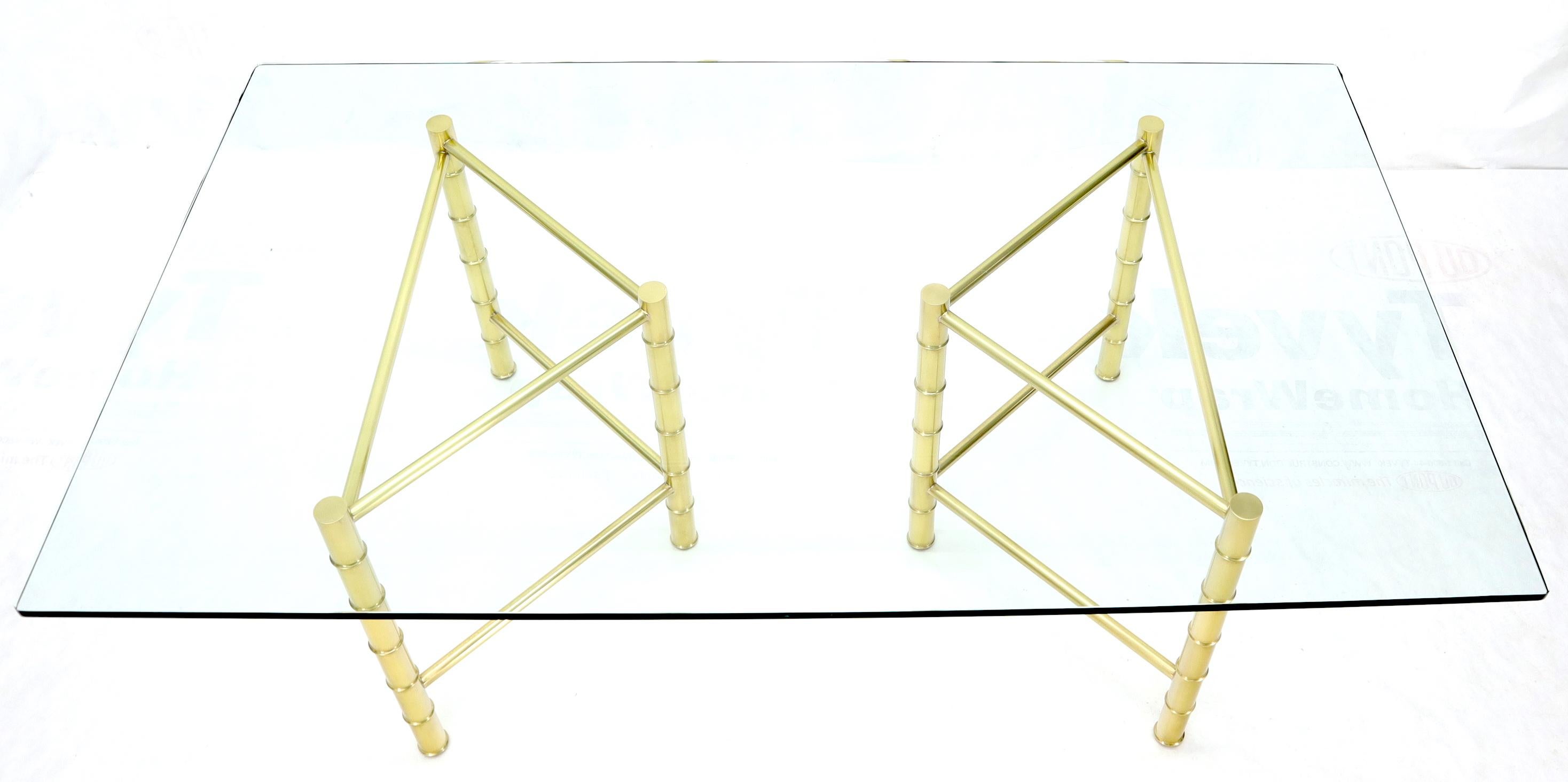 Poli Table de conférence à double piédestal en laiton et plateau en verre de bambou en vente