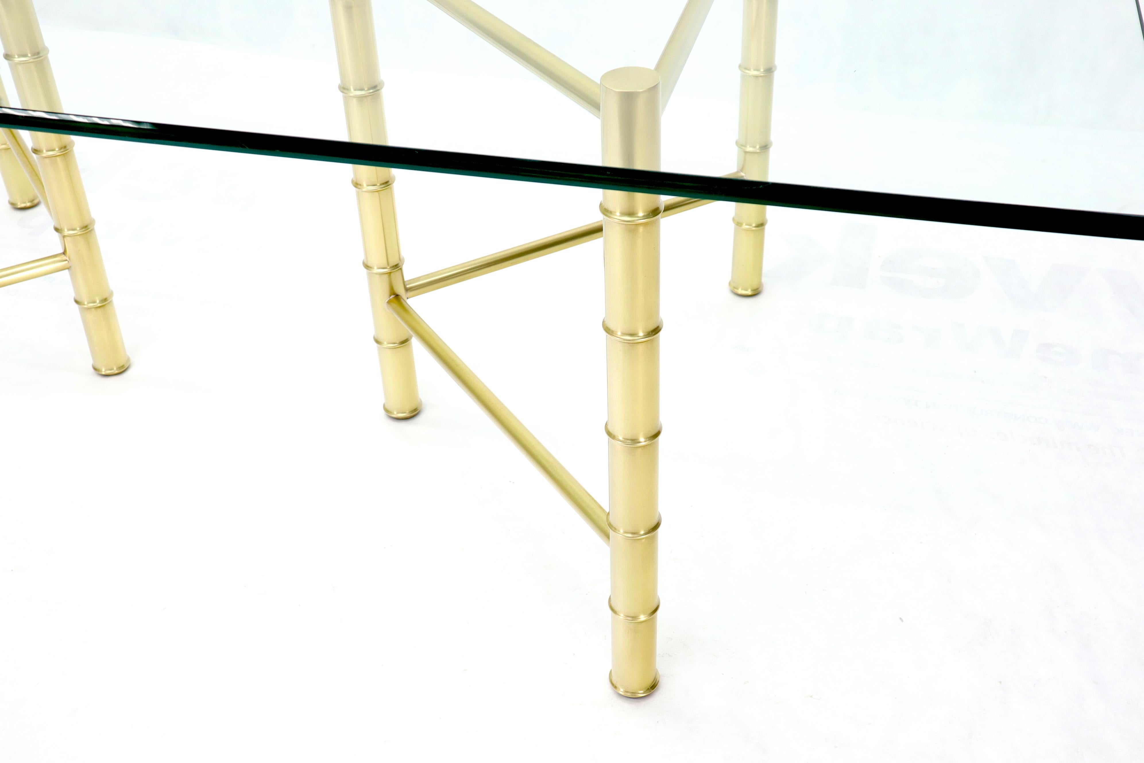 20ième siècle Table de conférence à double piédestal en laiton et plateau en verre de bambou en vente