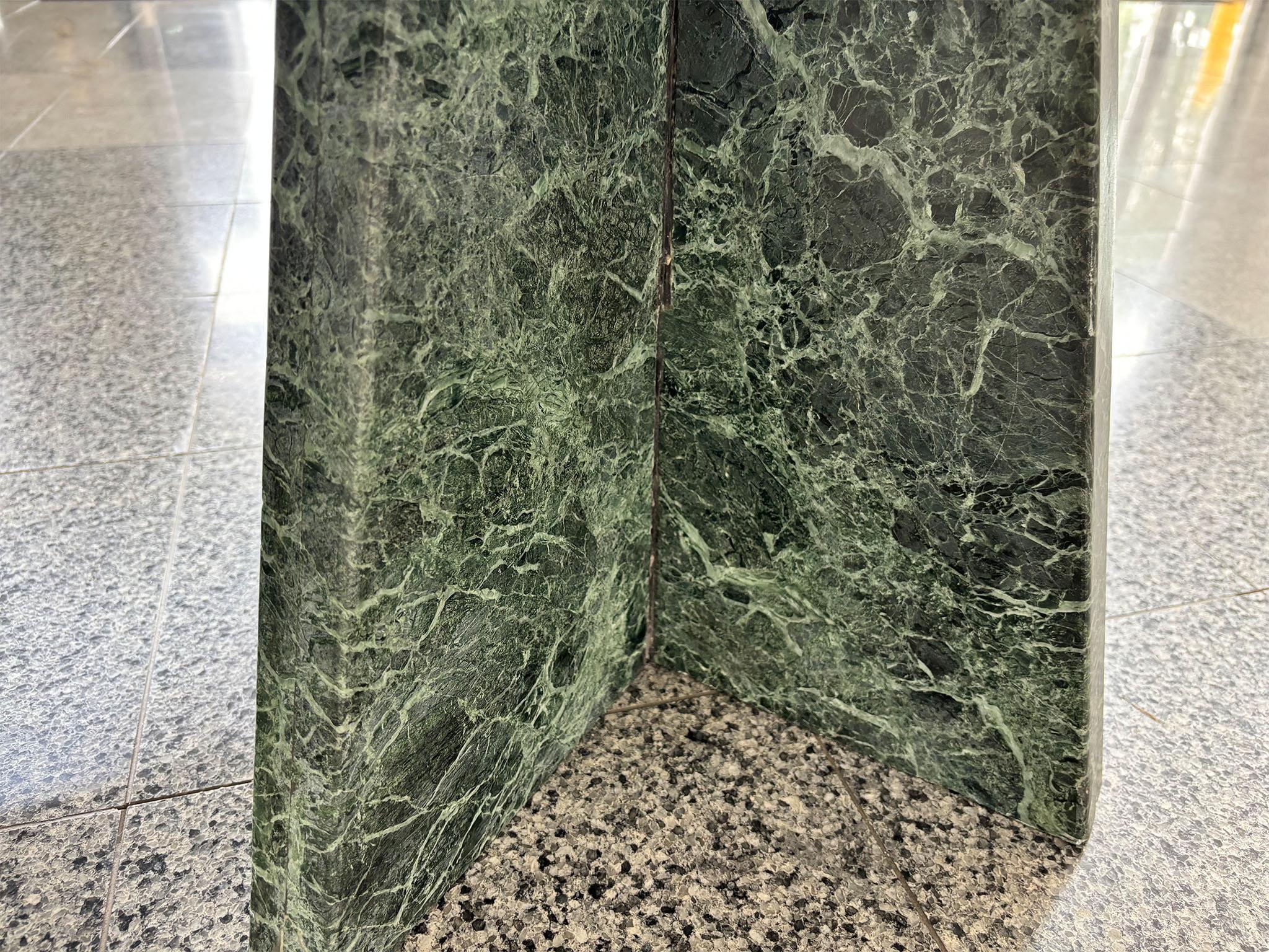 Double Pedestal Grüner Marmor Oval Couchtisch im Zustand „Gut“ in New York, NY