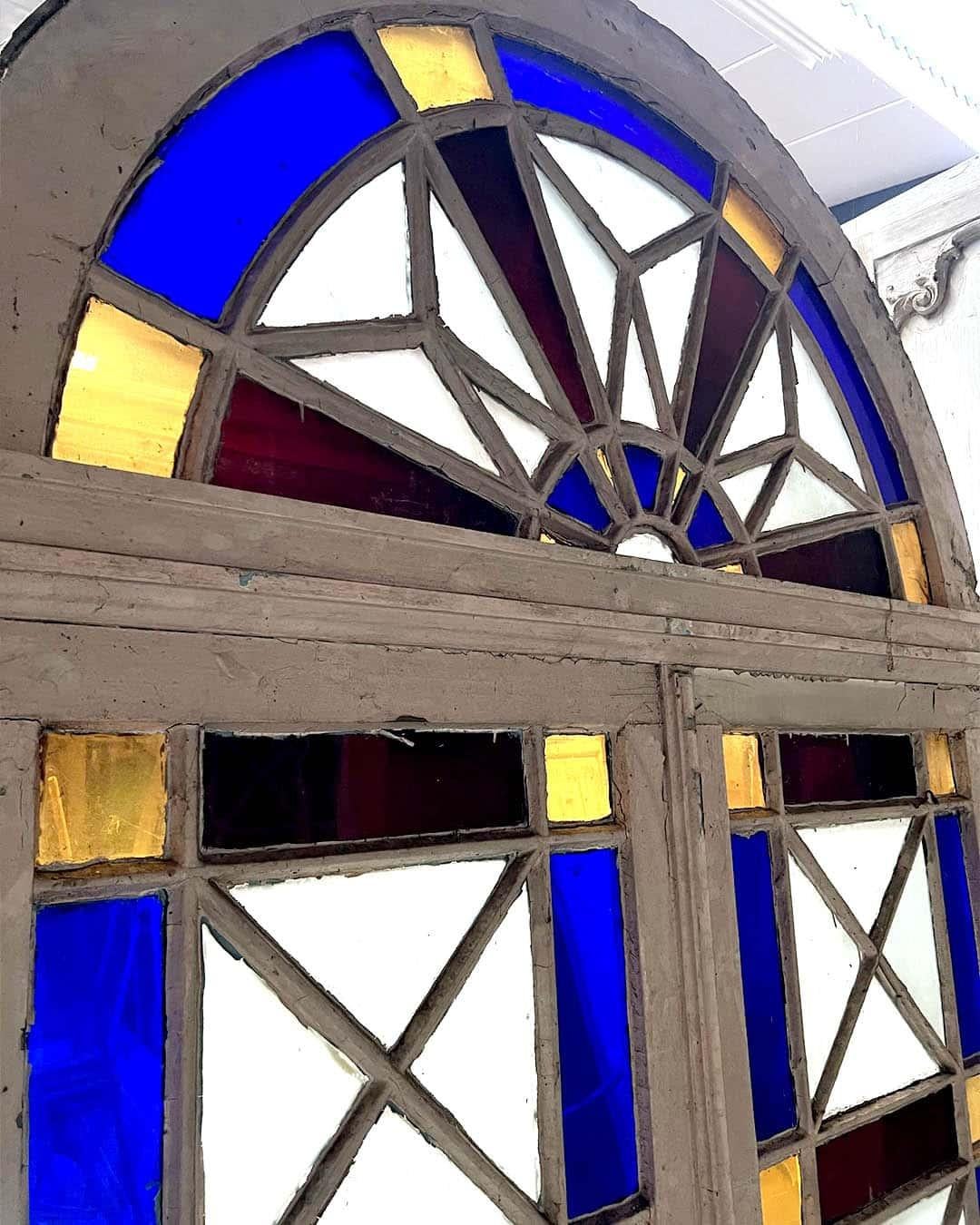 Double orangery door and its pair of colored glass bay windows For Sale 4