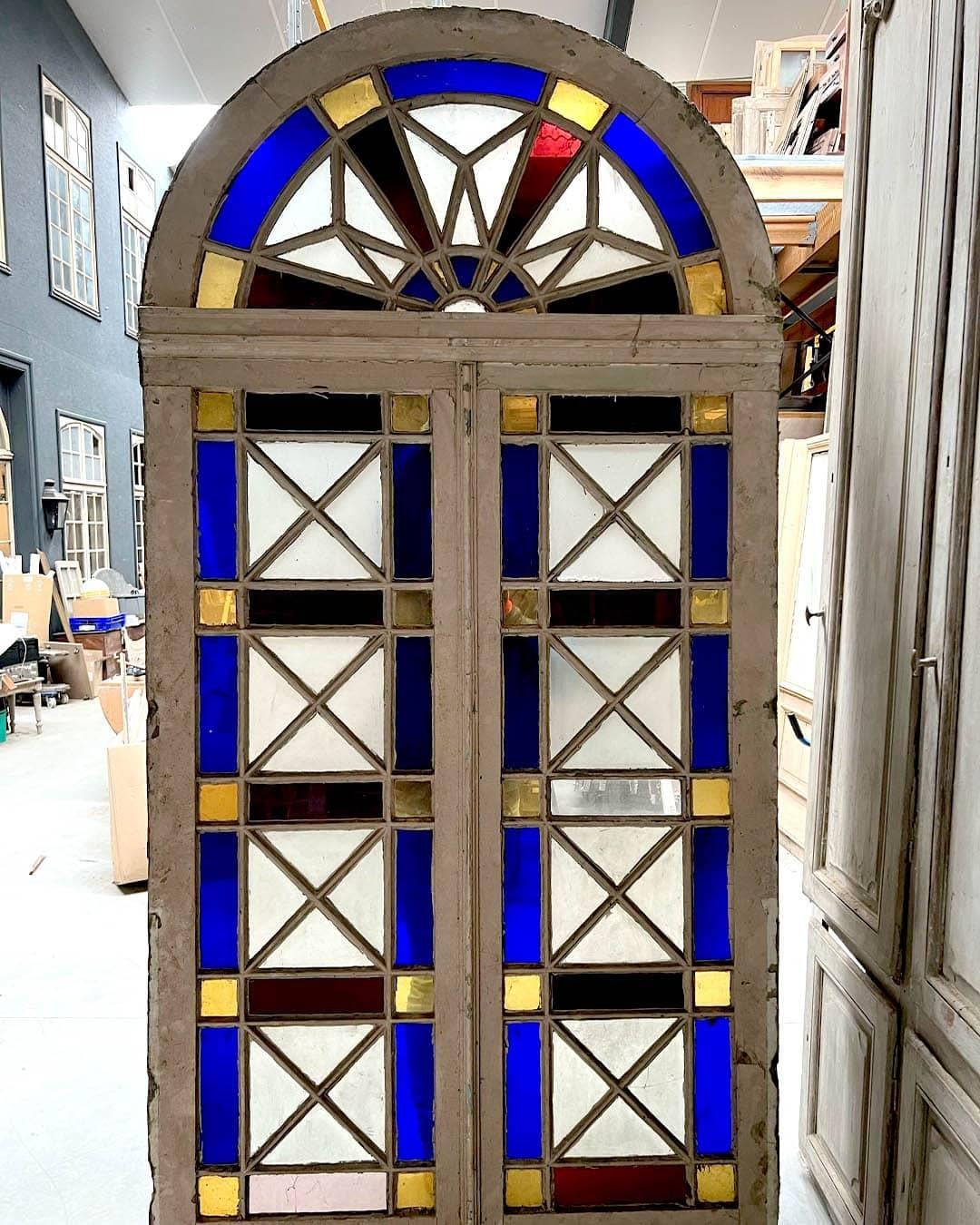 Double orangery door and its pair of colored glass bay windows For Sale 5