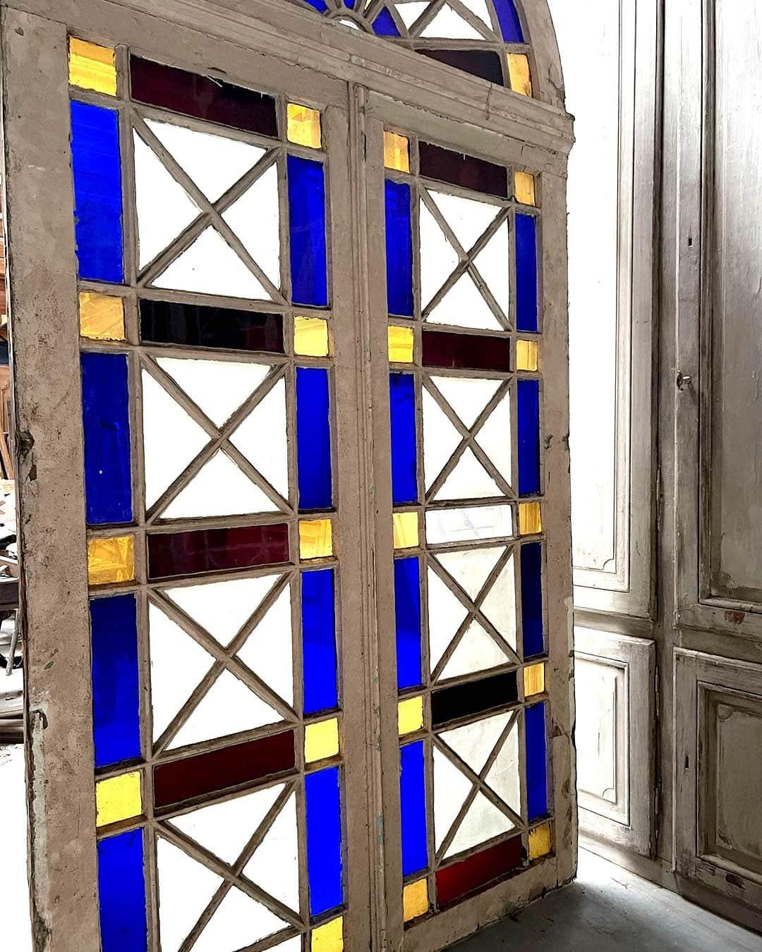 Double orangery door and its pair of colored glass bay windows For Sale 12