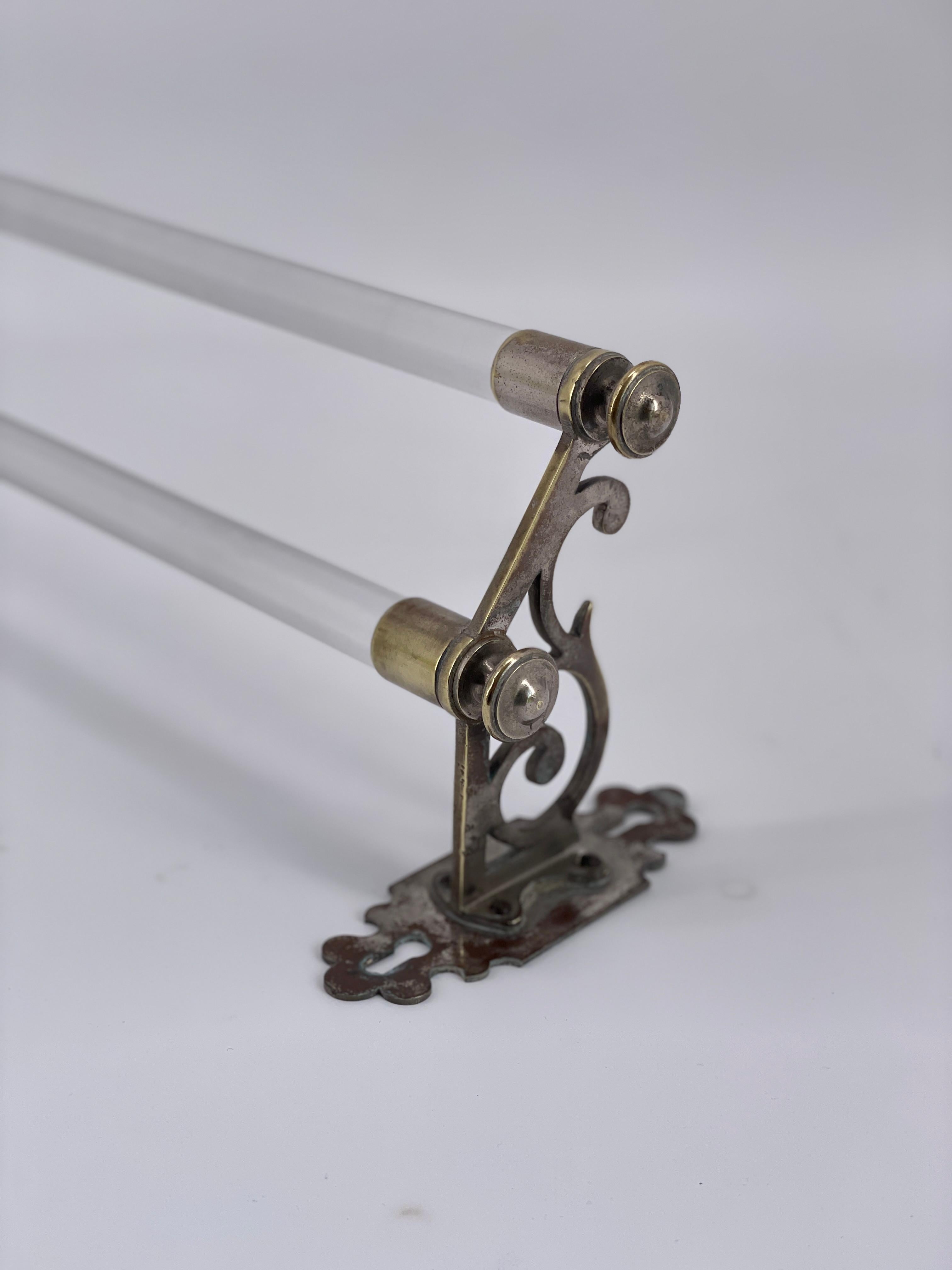 Early XXth century french double towel rail nickel plated brass and clear glass rails.
Double towel rail circa 1900 with two clear glass rails and a delicate nickelled brass mount.
A refined and delicate french model bringing personality and charm