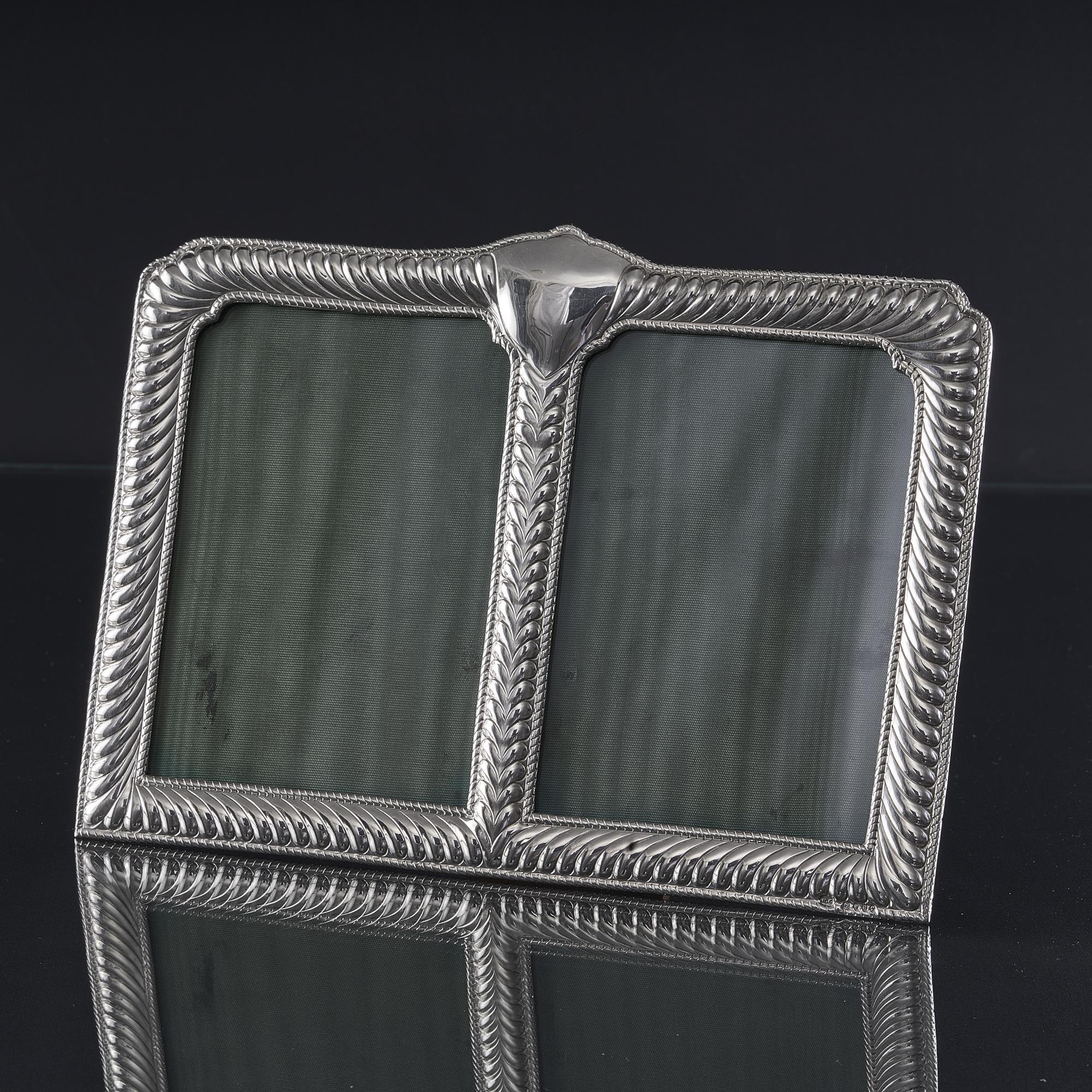 Este precioso marco de fotos antiguo victoriano de plata, de una calidad particularmente buena y un calibre considerable de plata, puede contener dos imágenes en estilo retrato, cada una de 130 mm x 90 mm (5